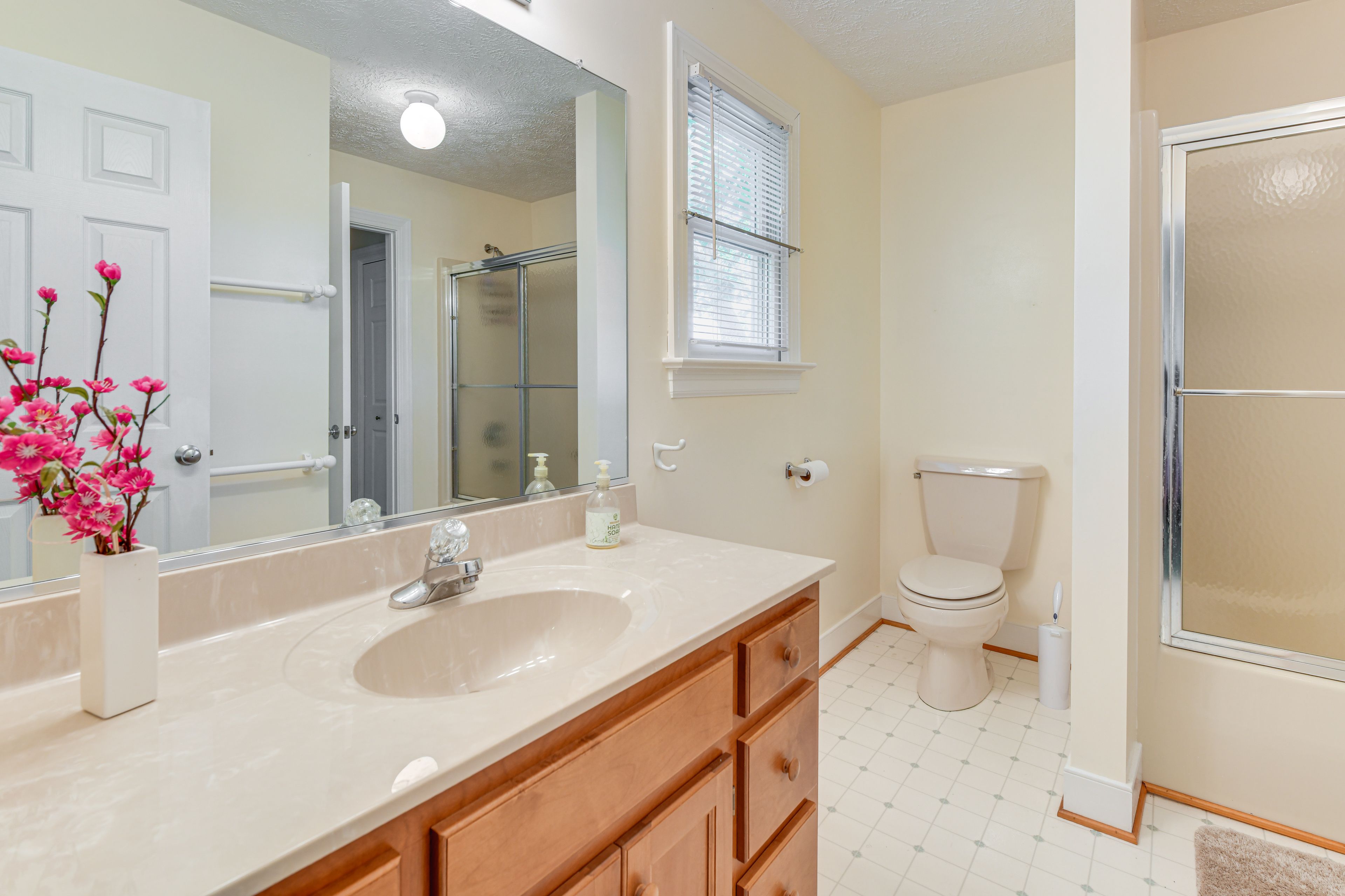 Full Bathroom | 2nd Floor