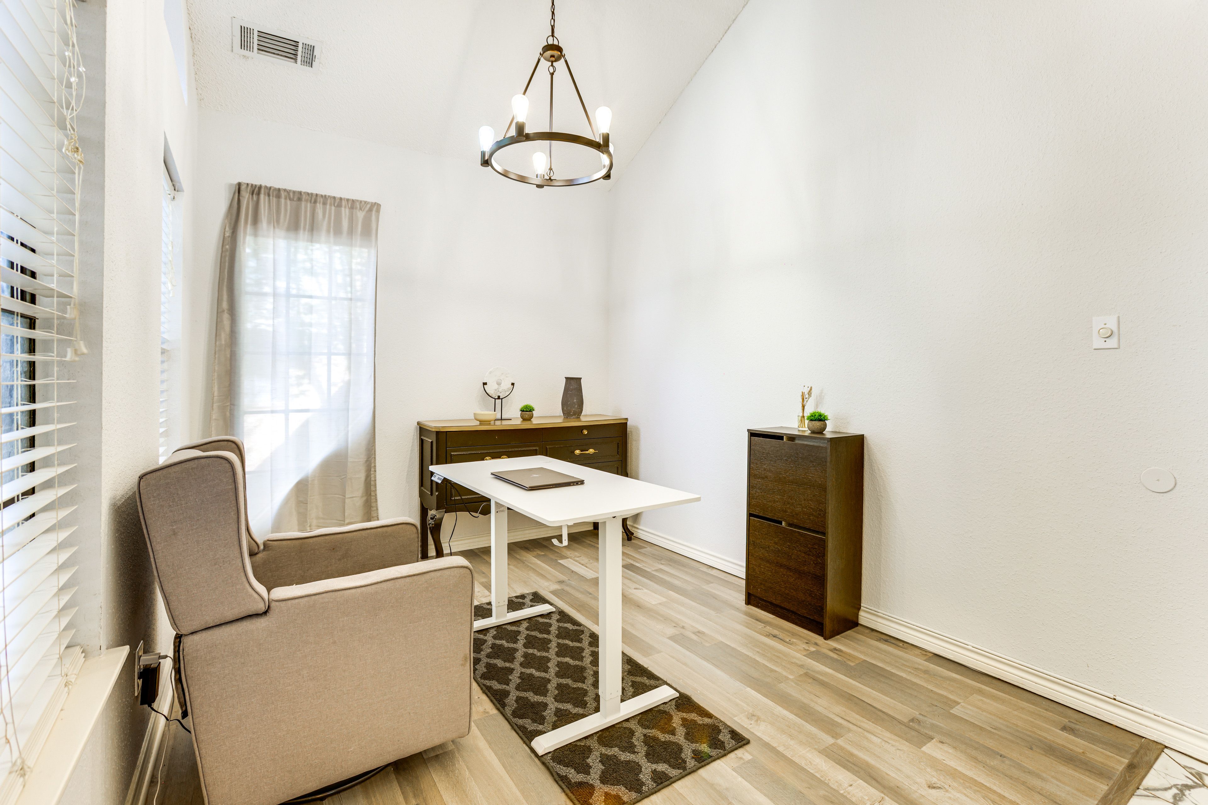 Home Office | 1st Floor | Central Heating & A/C | Free WiFi