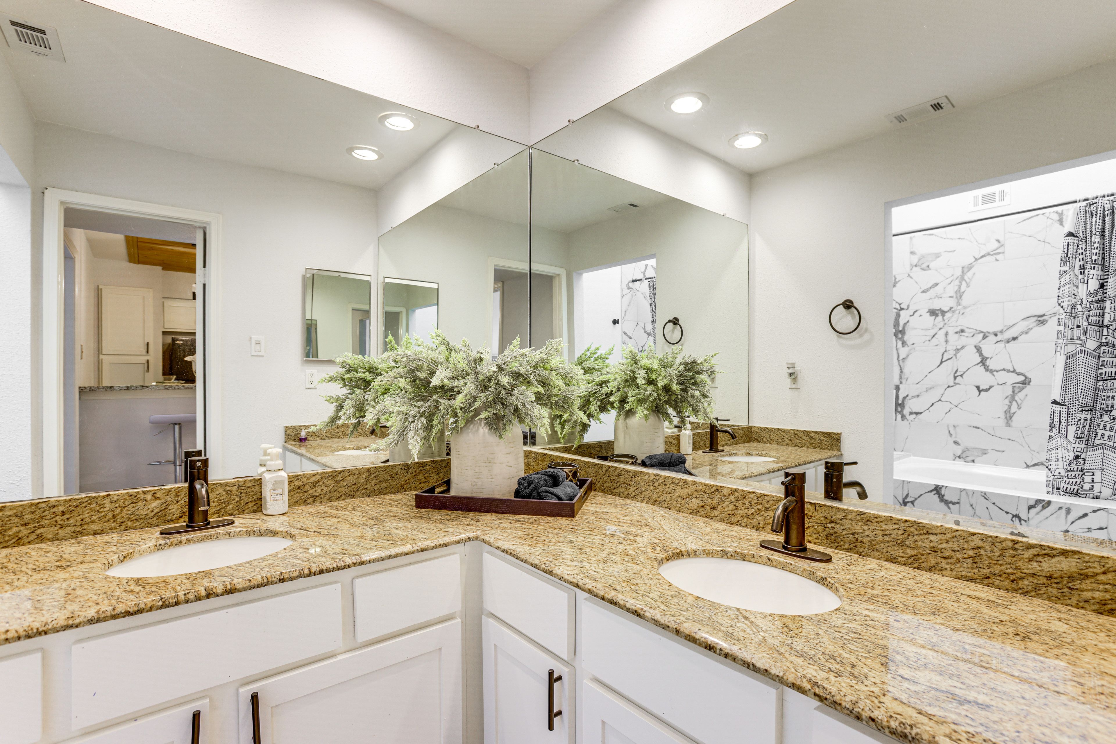 Full Bathroom | 1st Floor | Towels Provided