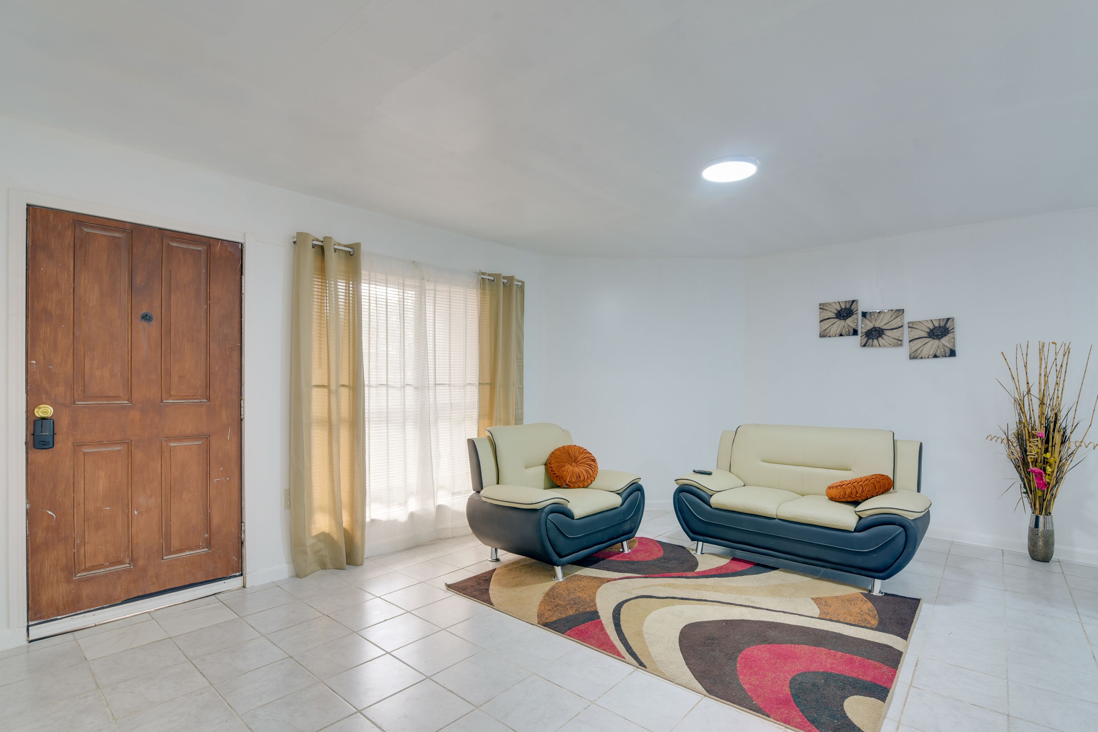 Living Room | Flat-Screen TV | Central Heating & A/C | Free WiFi