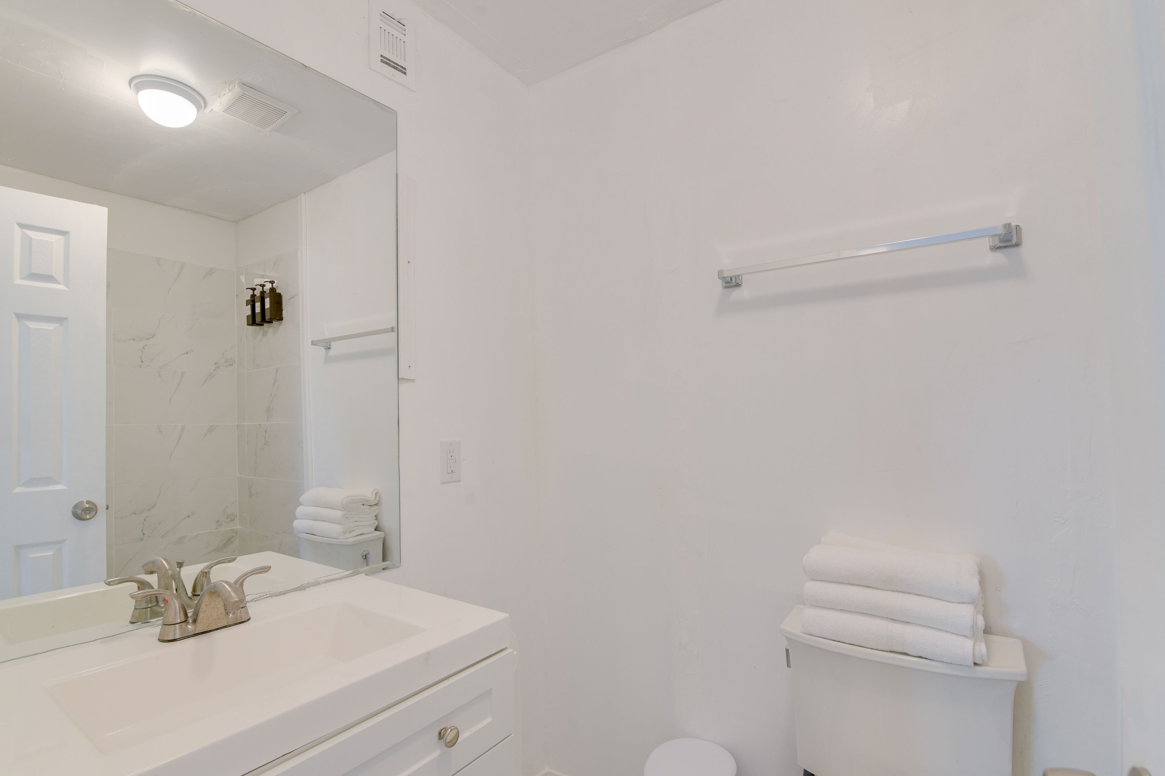 Full Bathroom | Complimentary Toiletries | Towels Provided
