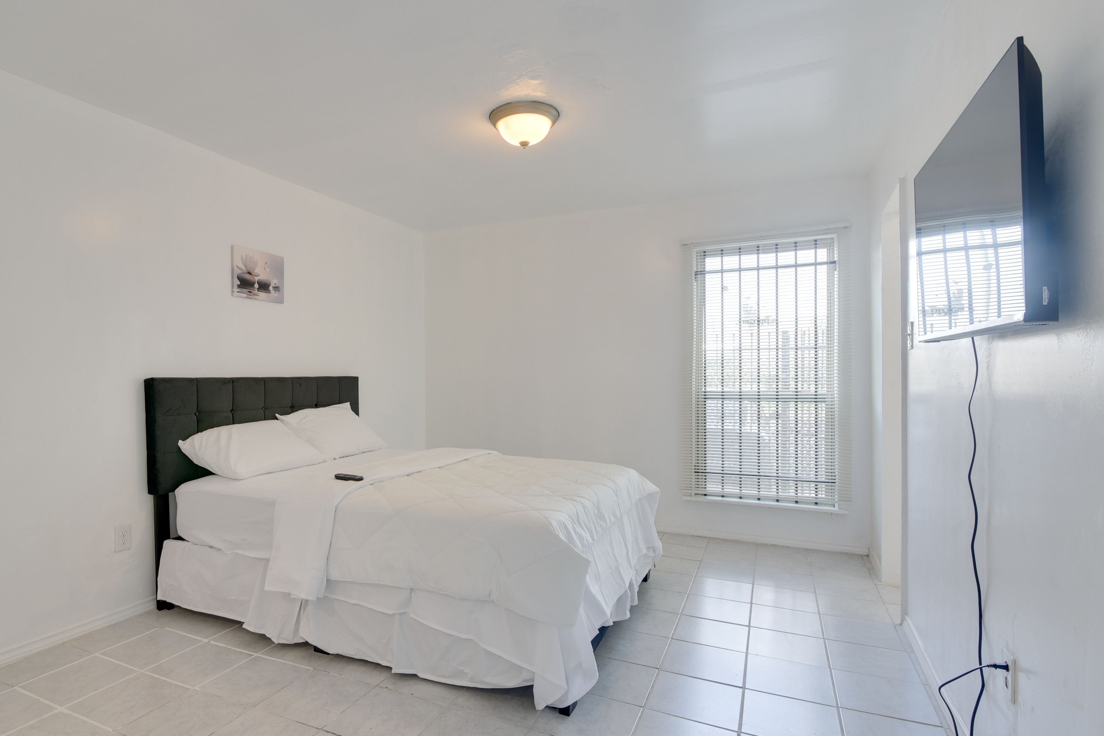 Bedroom 1 | Queen Bed | Flat-Screen TV | Linens Provided | En-Suite Bathroom
