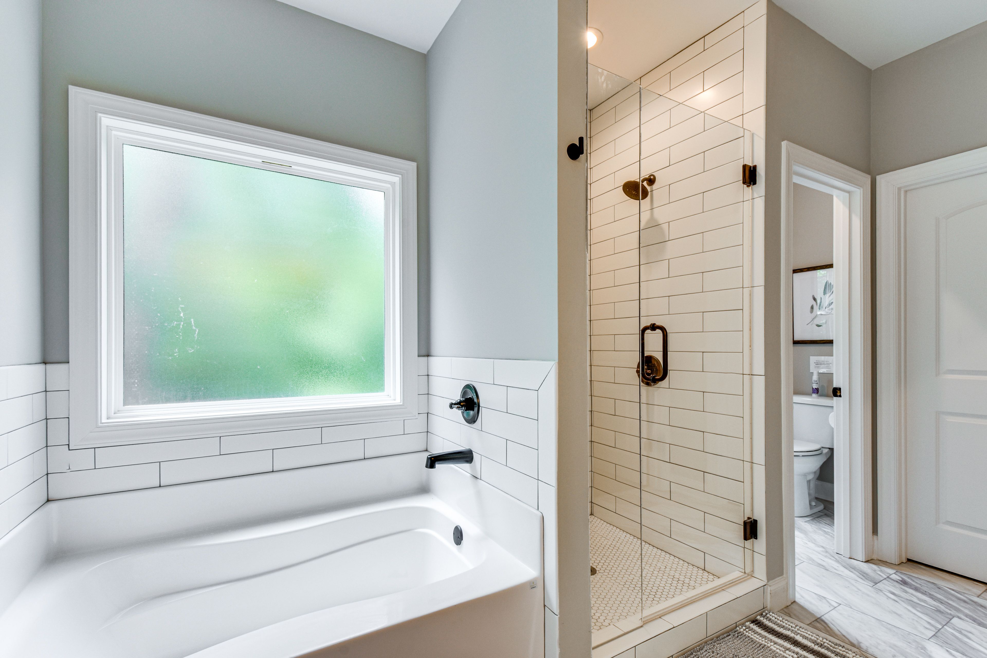 Full Bathroom | 1st Floor | Towels Provided