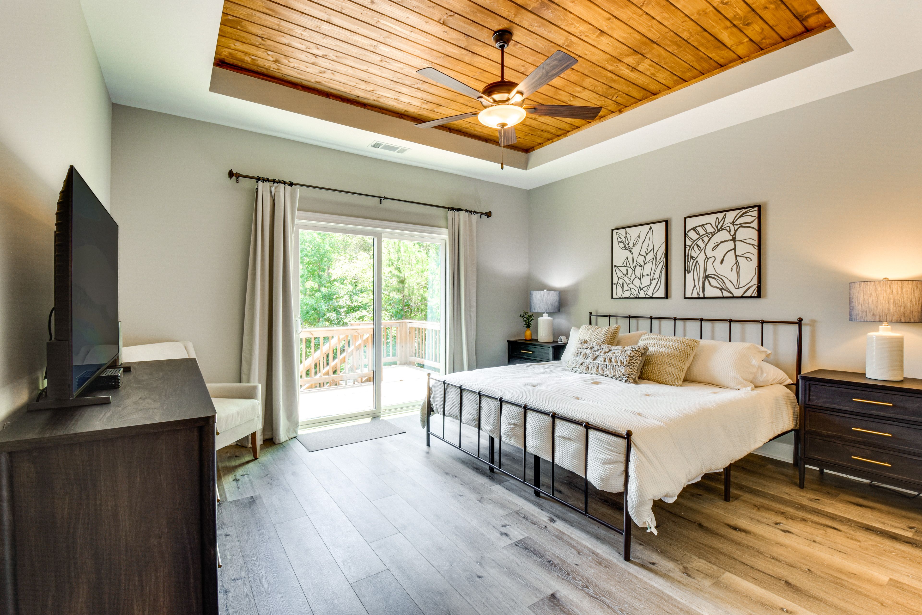 Bedroom 1 | King Bed | 1st Floor | En-Suite Bathroom