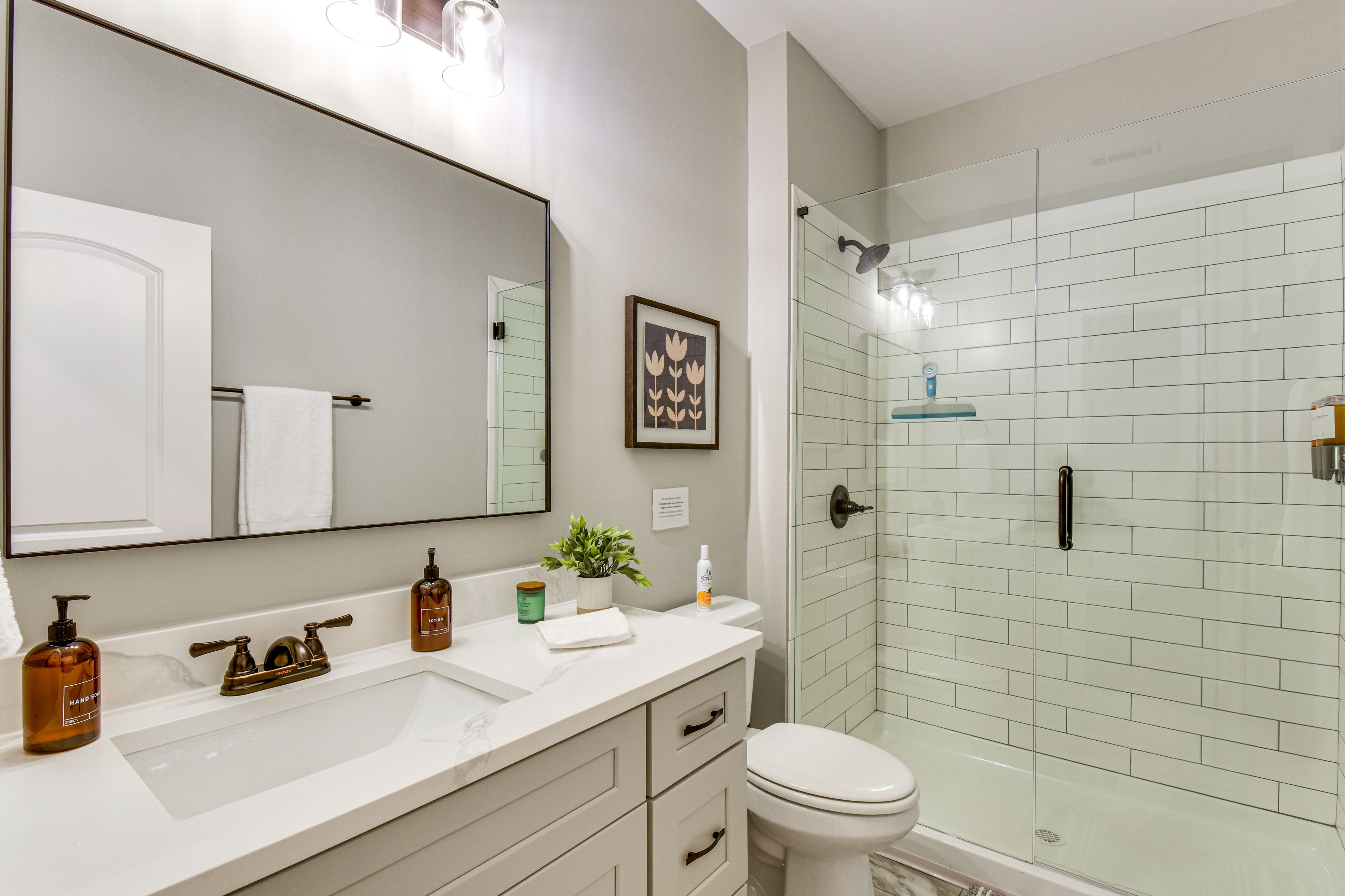 Full Bathroom | 1st Floor | Complimentary Toiletries