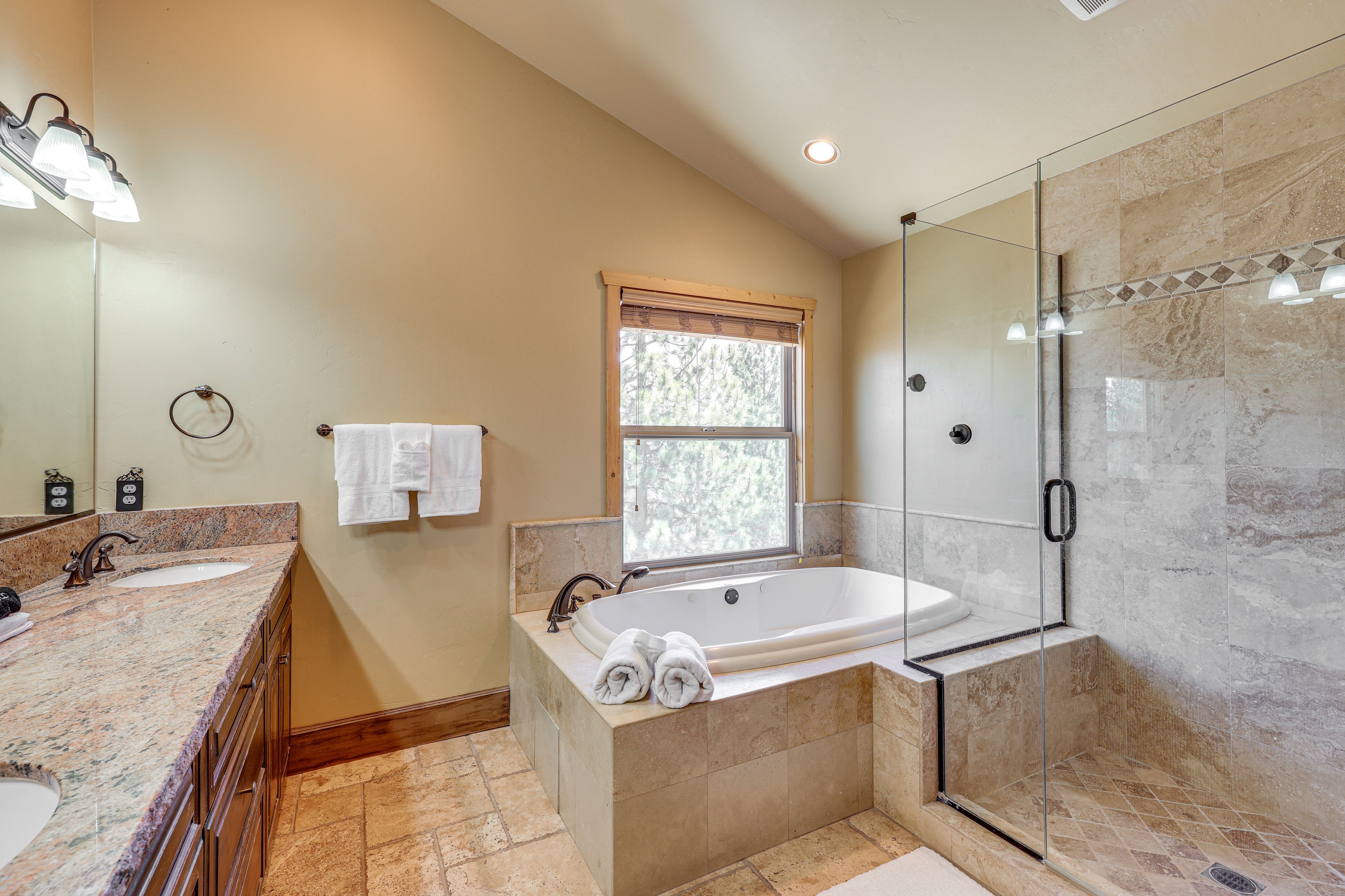 En-Suite Bathroom | 2nd Floor | Jetted Tub | Towels Provided