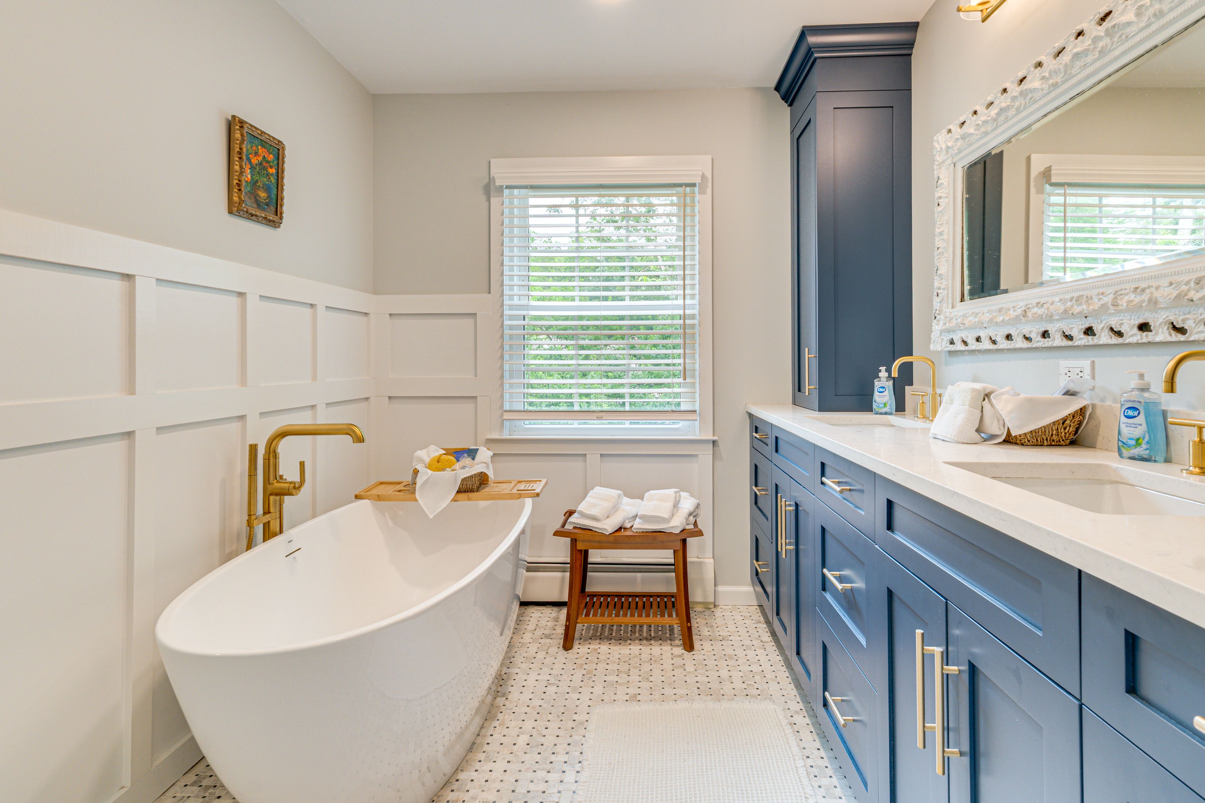 Full Bathroom | Towels Provided | 2nd Floor