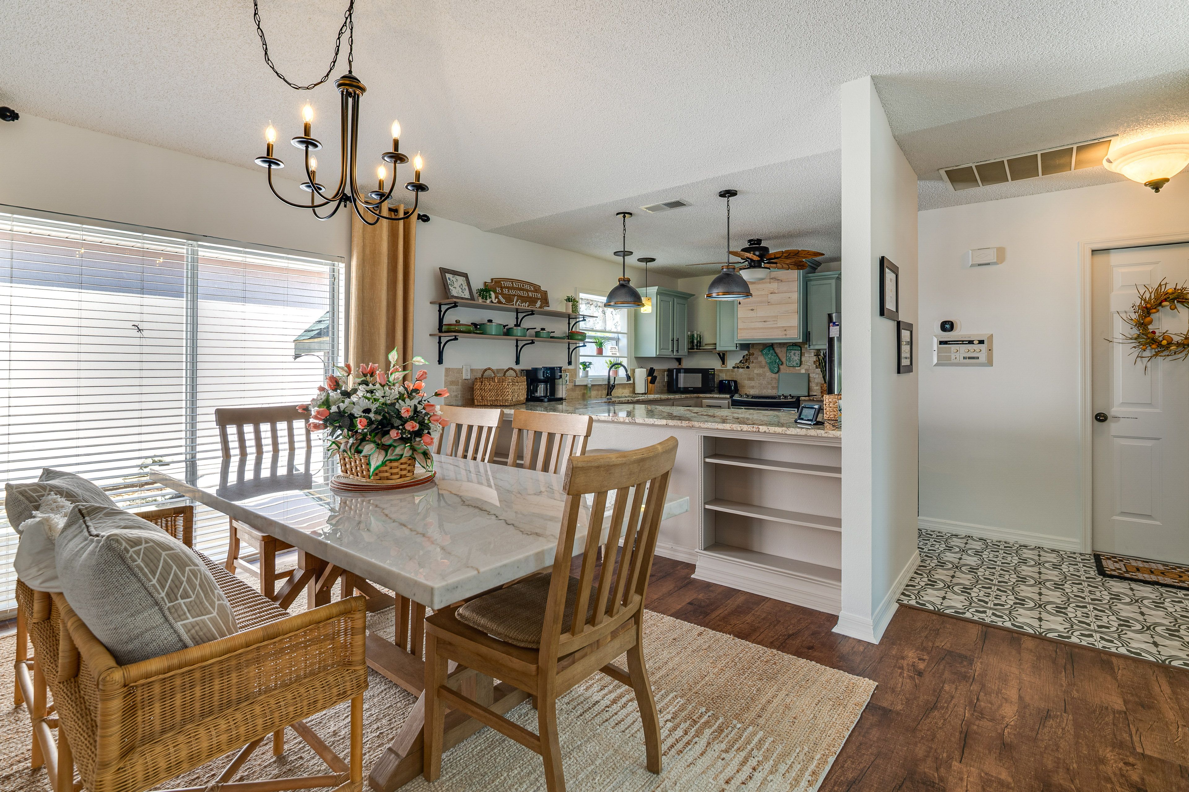 Dining Area | Dishware/Flatware Provided