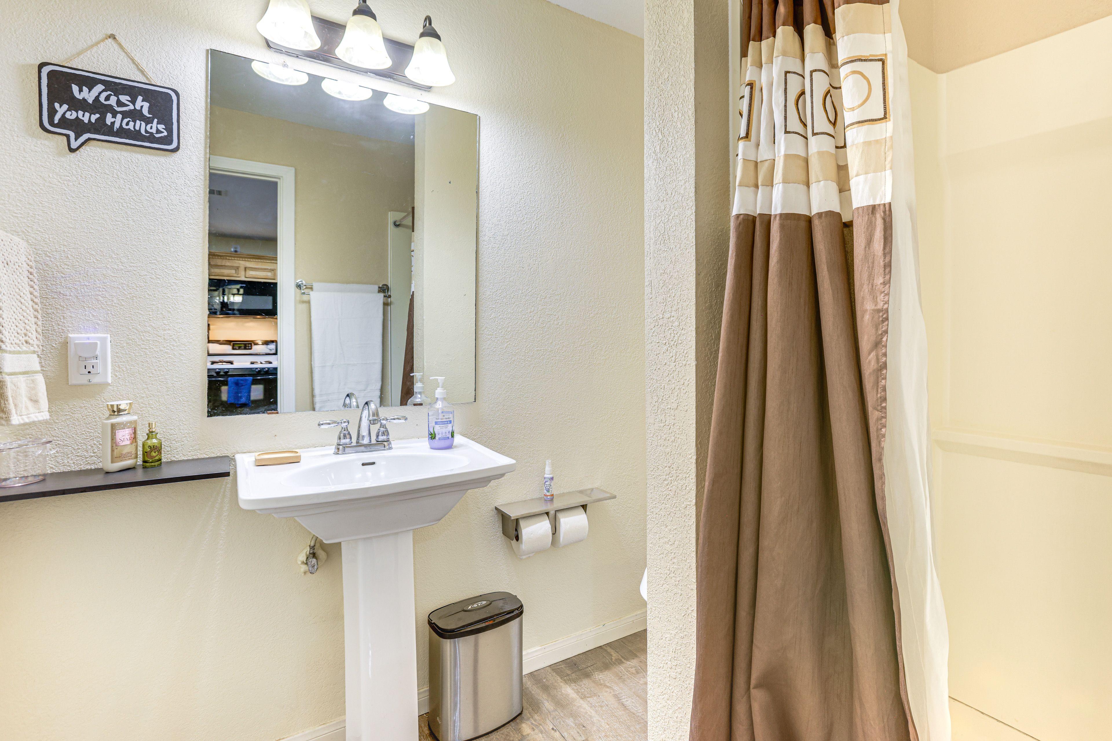 Full Bathroom | Complimentary Toiletries | Towels Provided
