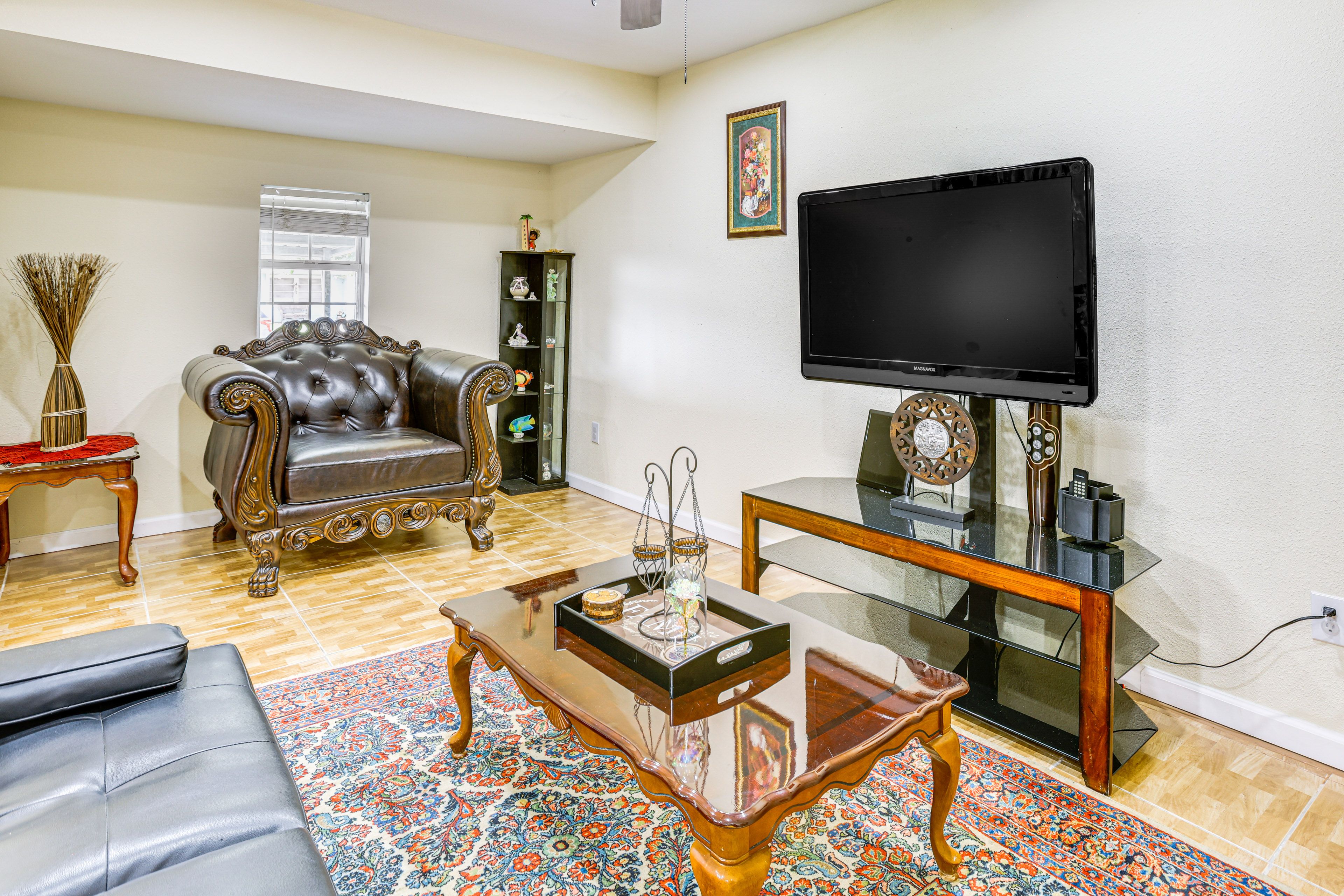 Living Room | Queen Futon | Flat-Screen TV