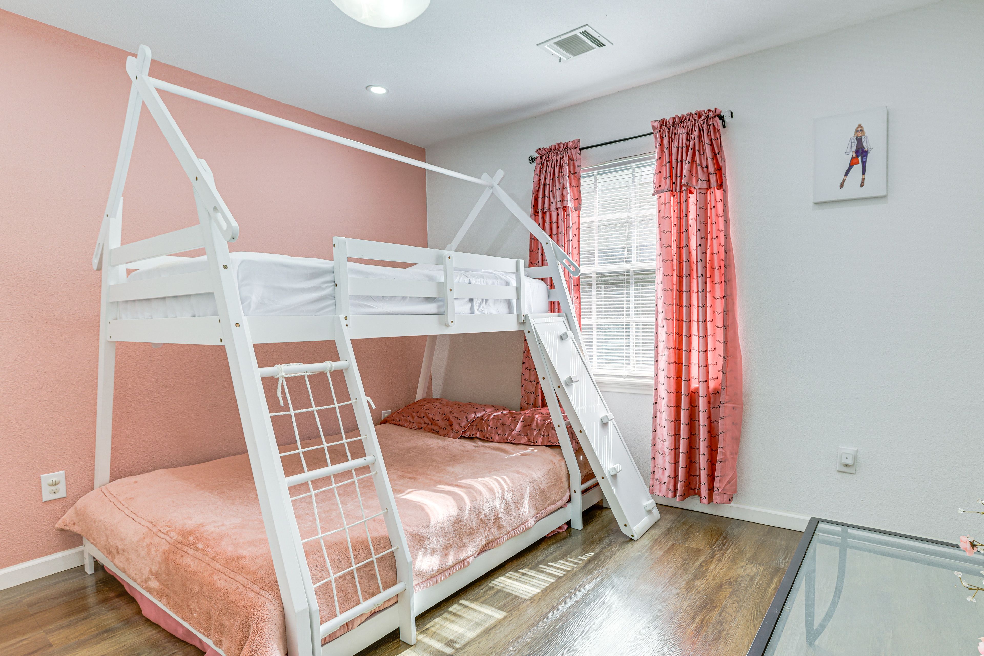 Bedroom 3 | Twin/Queen Bunk Bed