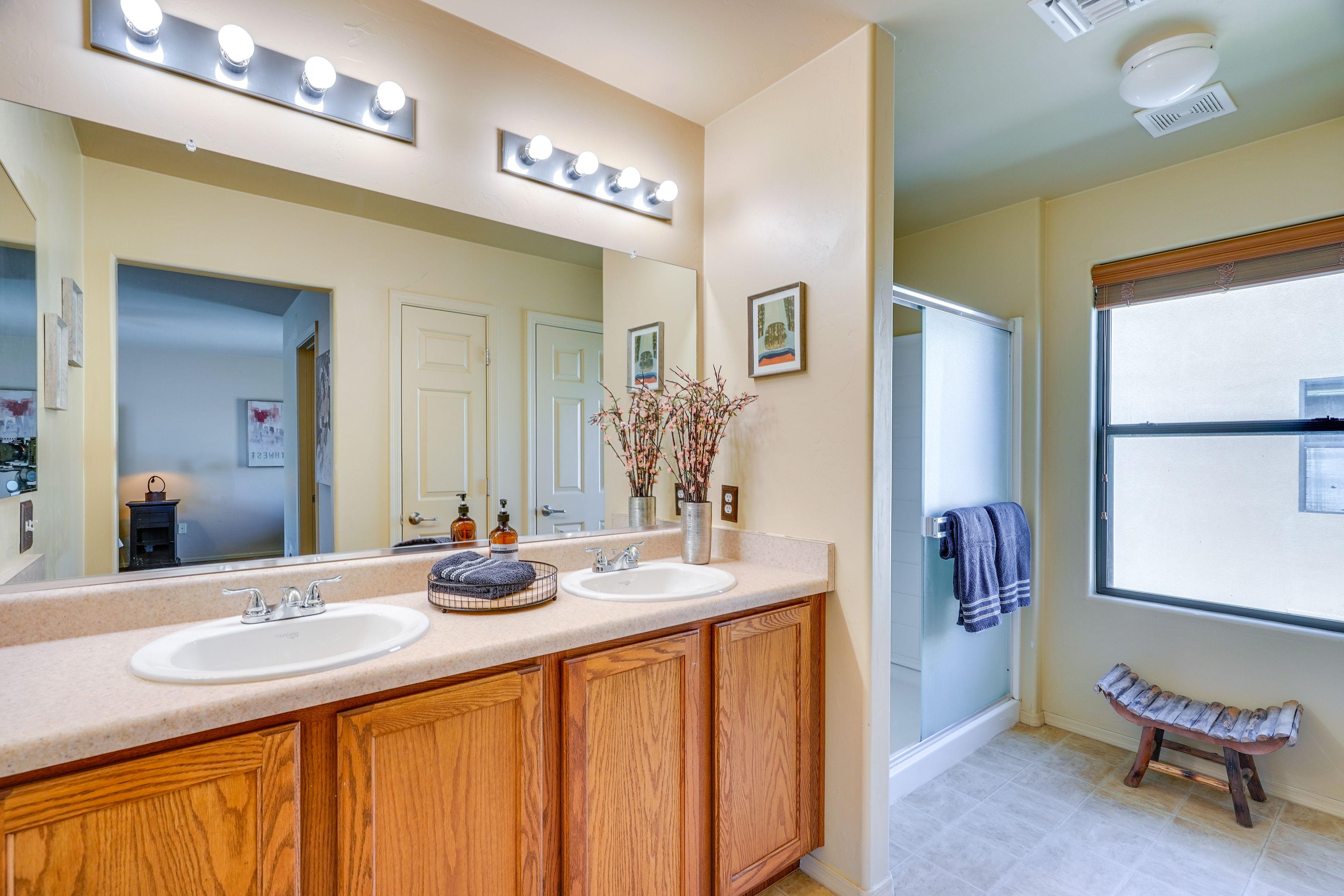 Full Bathroom | Towels Provided | 2nd Floor