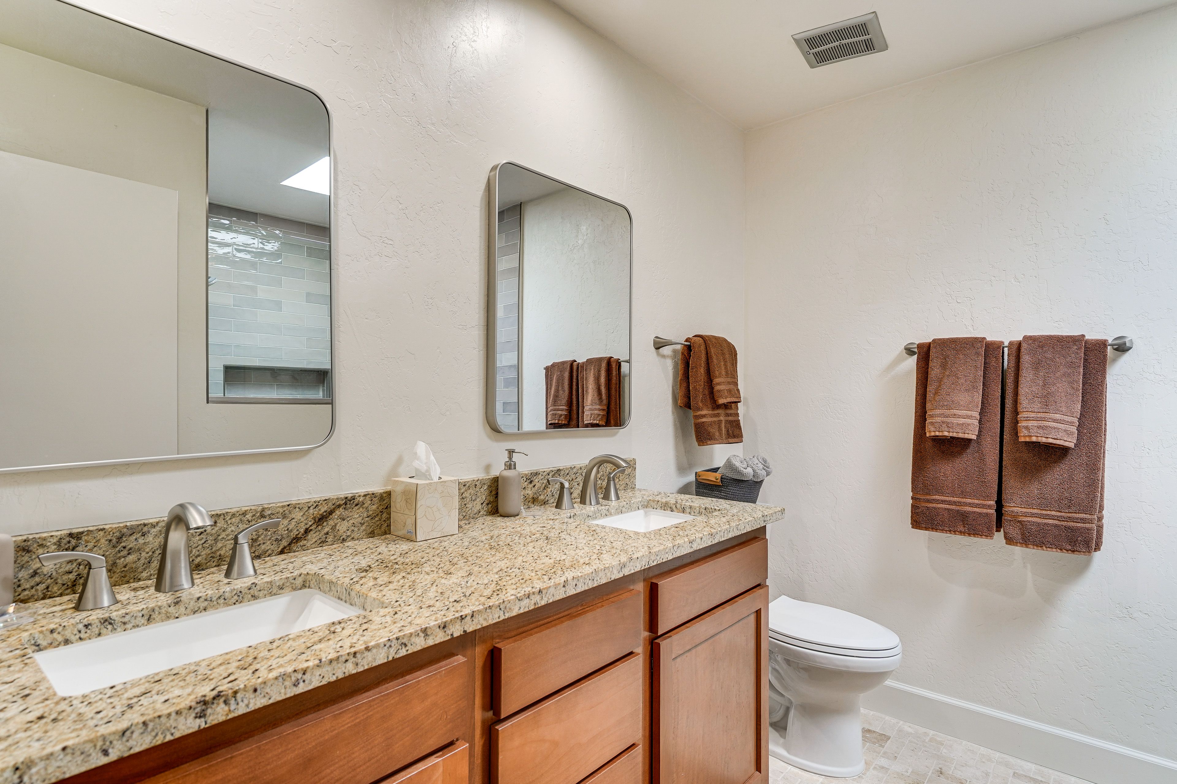 Full Bathroom | 1st Floor | Towels Provided
