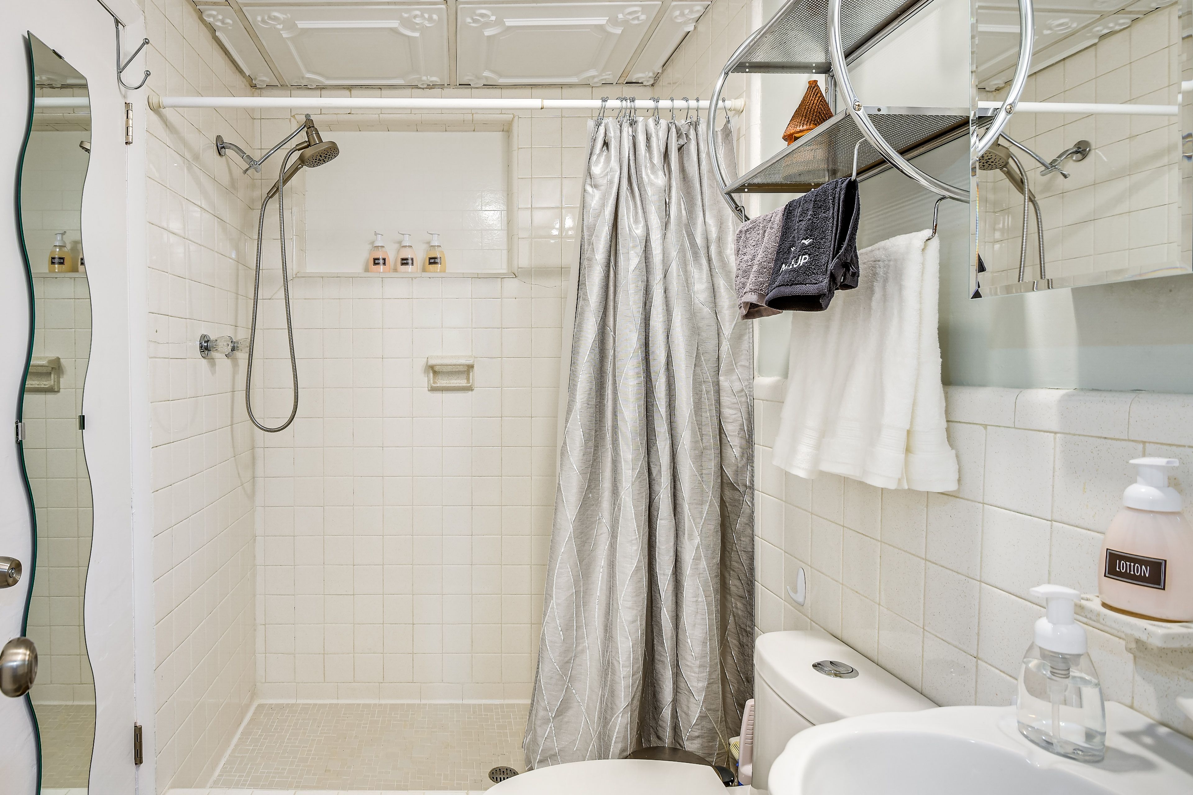 Full Bathroom | Towels Provided | 2nd Floor