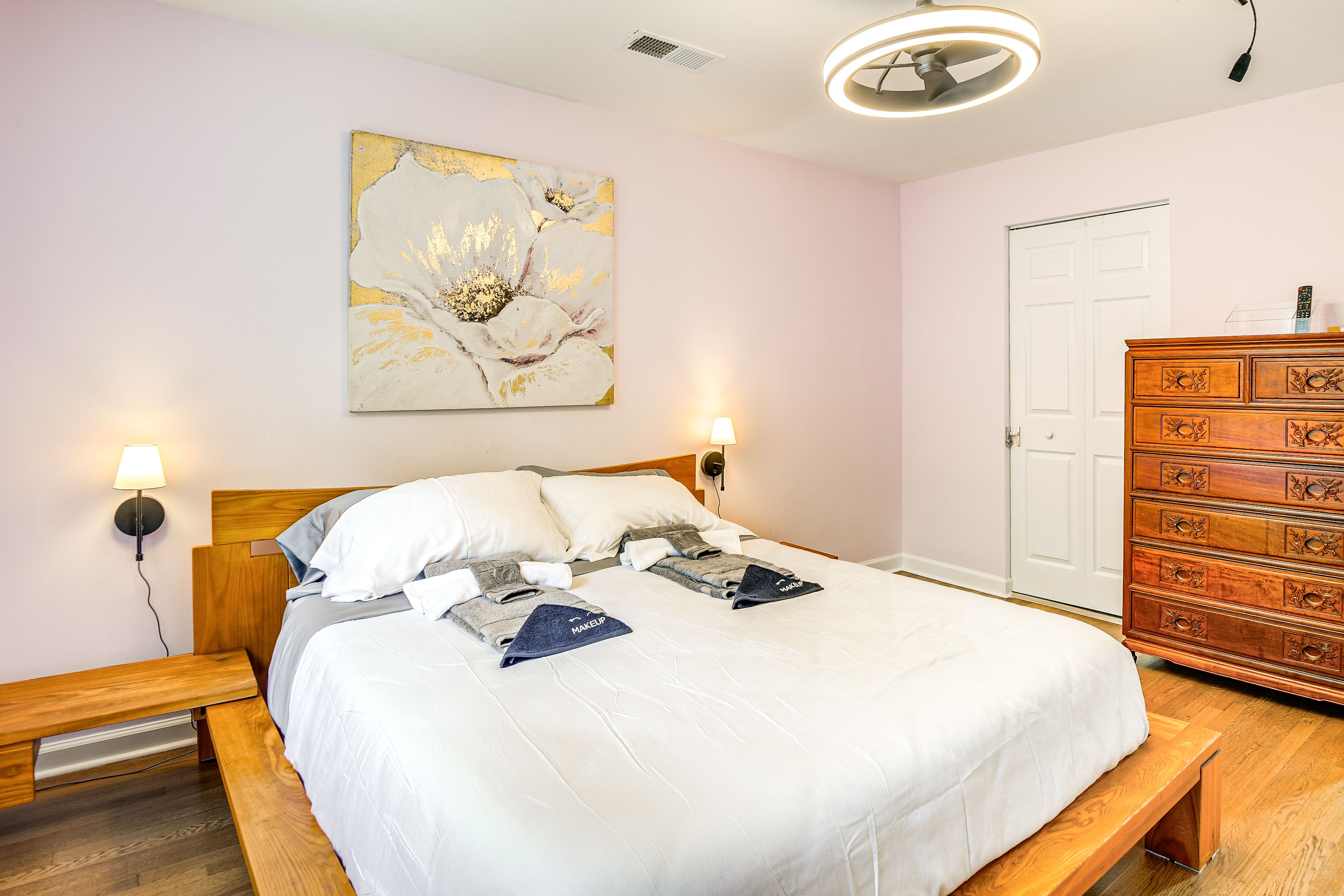 Bedroom 1 | Queen Bed | Smart TV | 2nd Floor