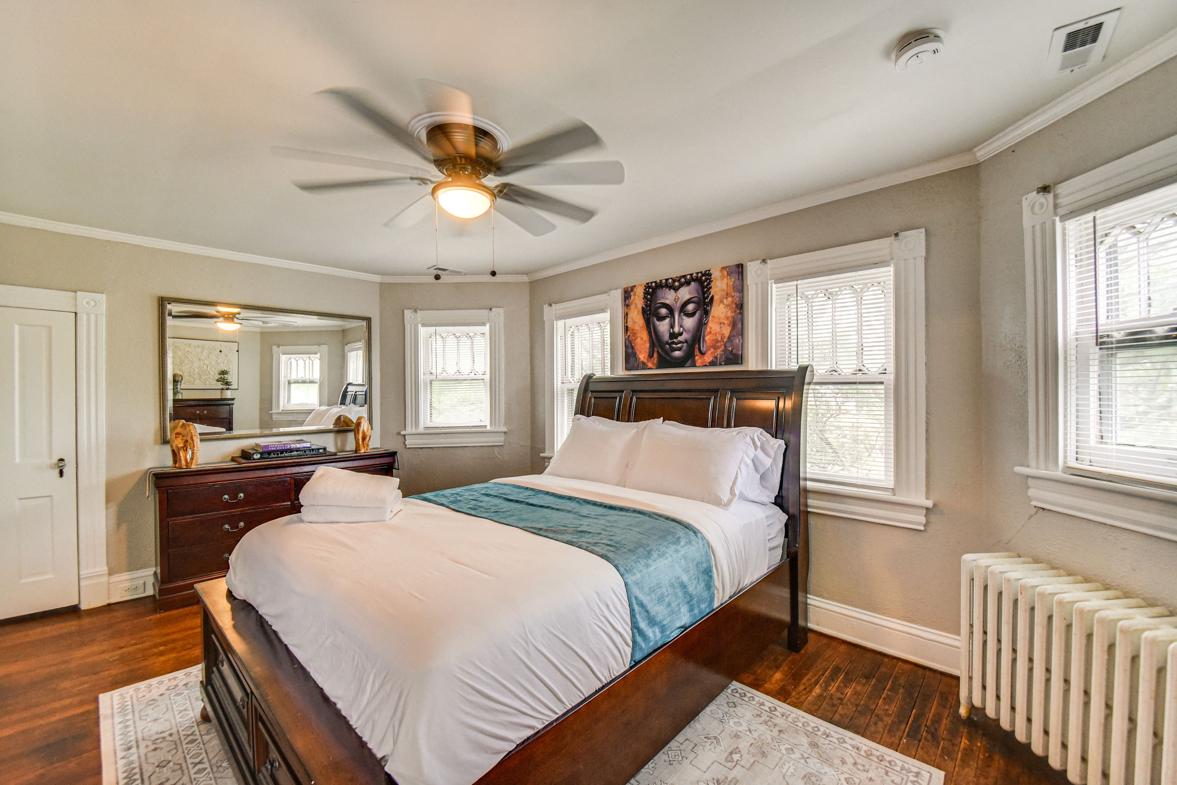 Bedroom 1 | Queen Bed | Smart TV