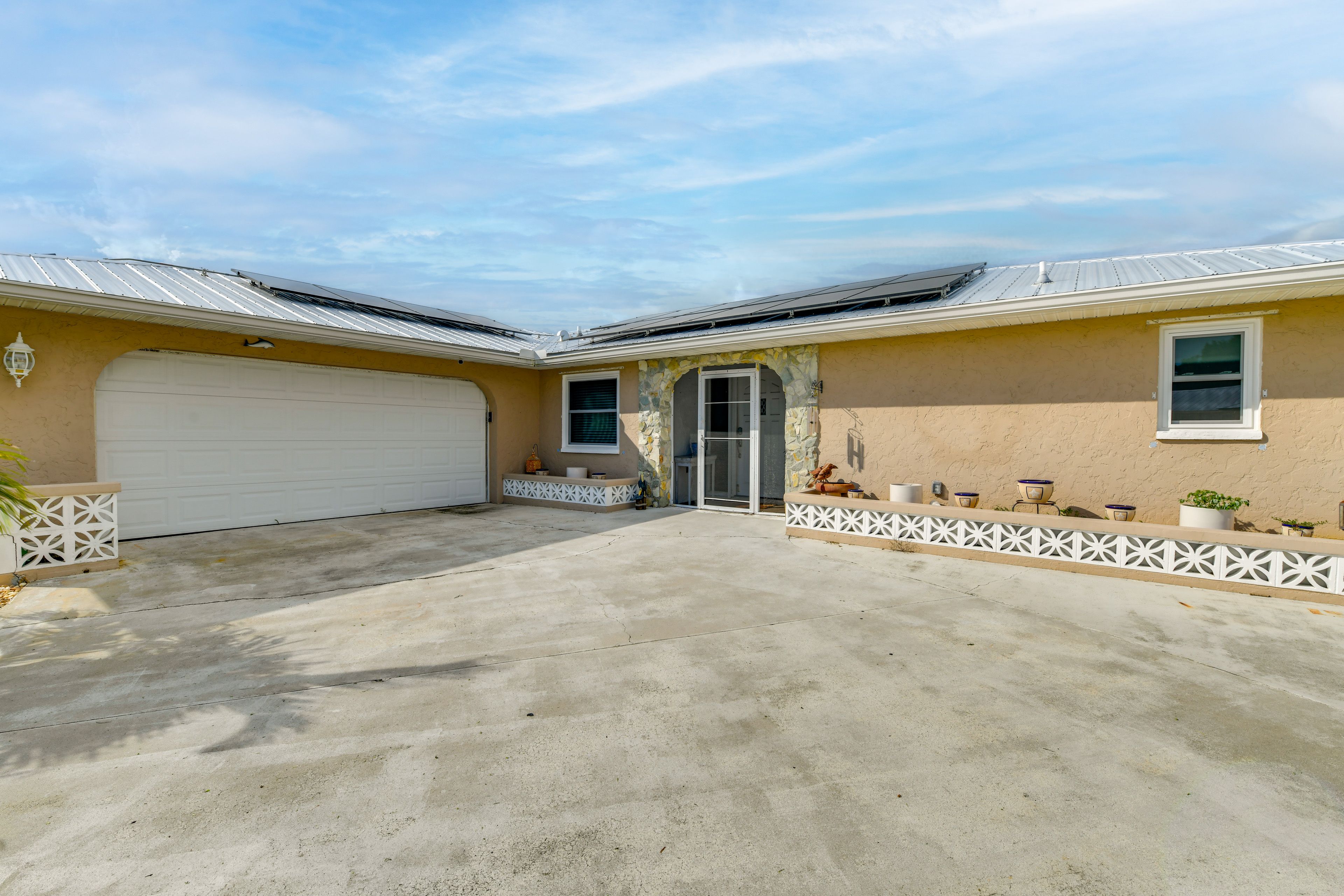 Home Exterior | Parking | Driveway (5 Vehicles)