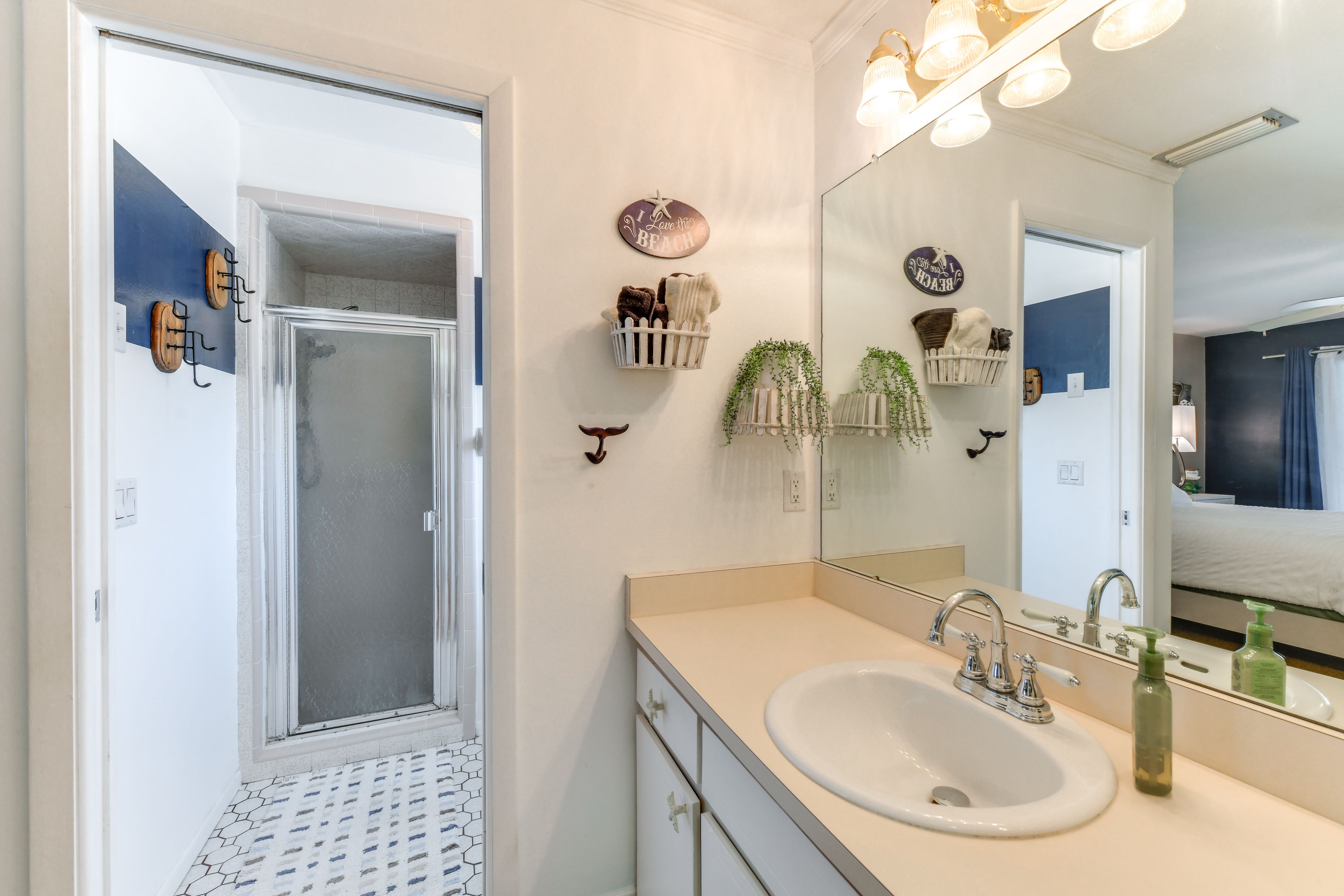 Full Bathroom | Towels Provided