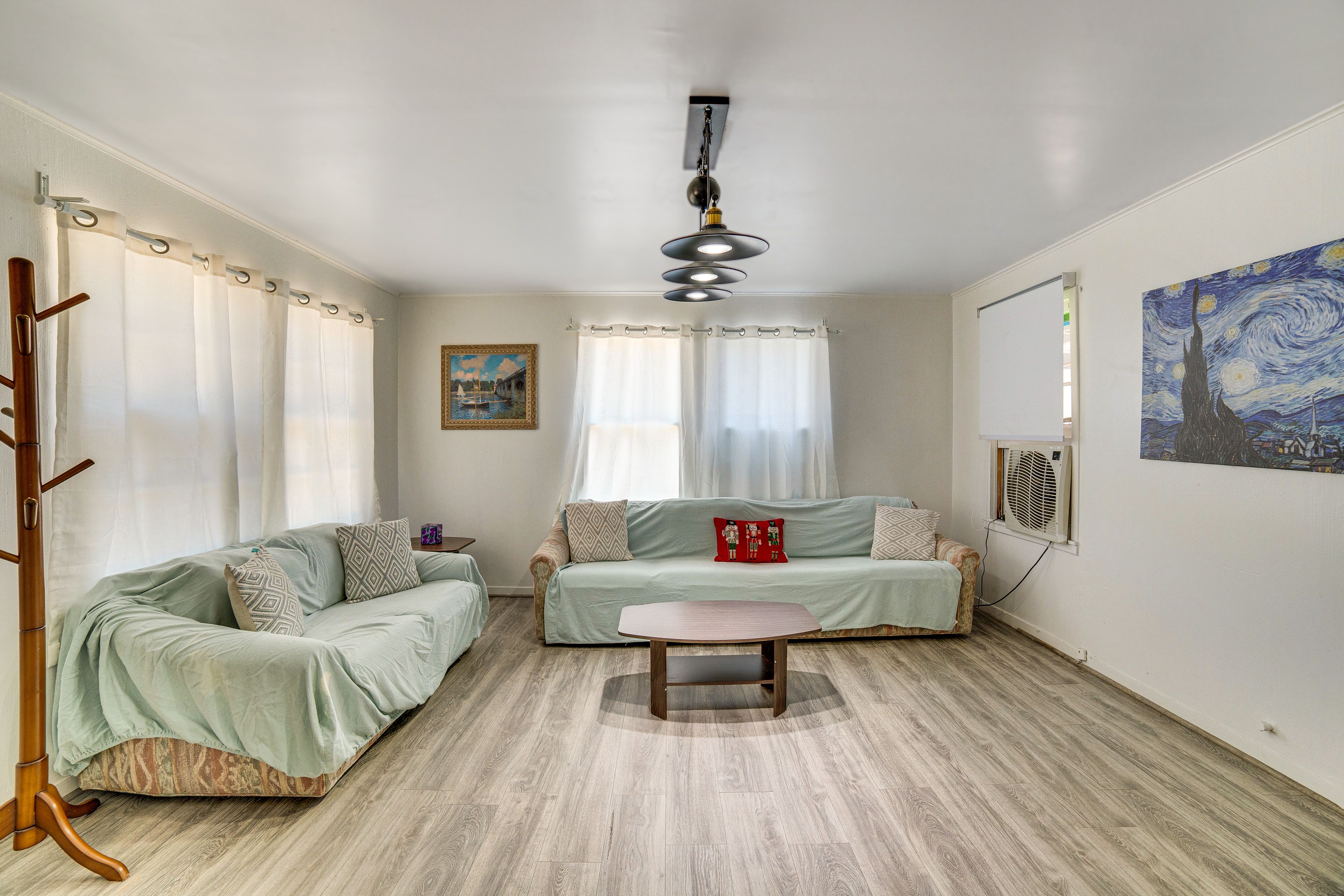 Living Room | Free WiFi | Smart TV | Window/Mini-Split A/C & Heating