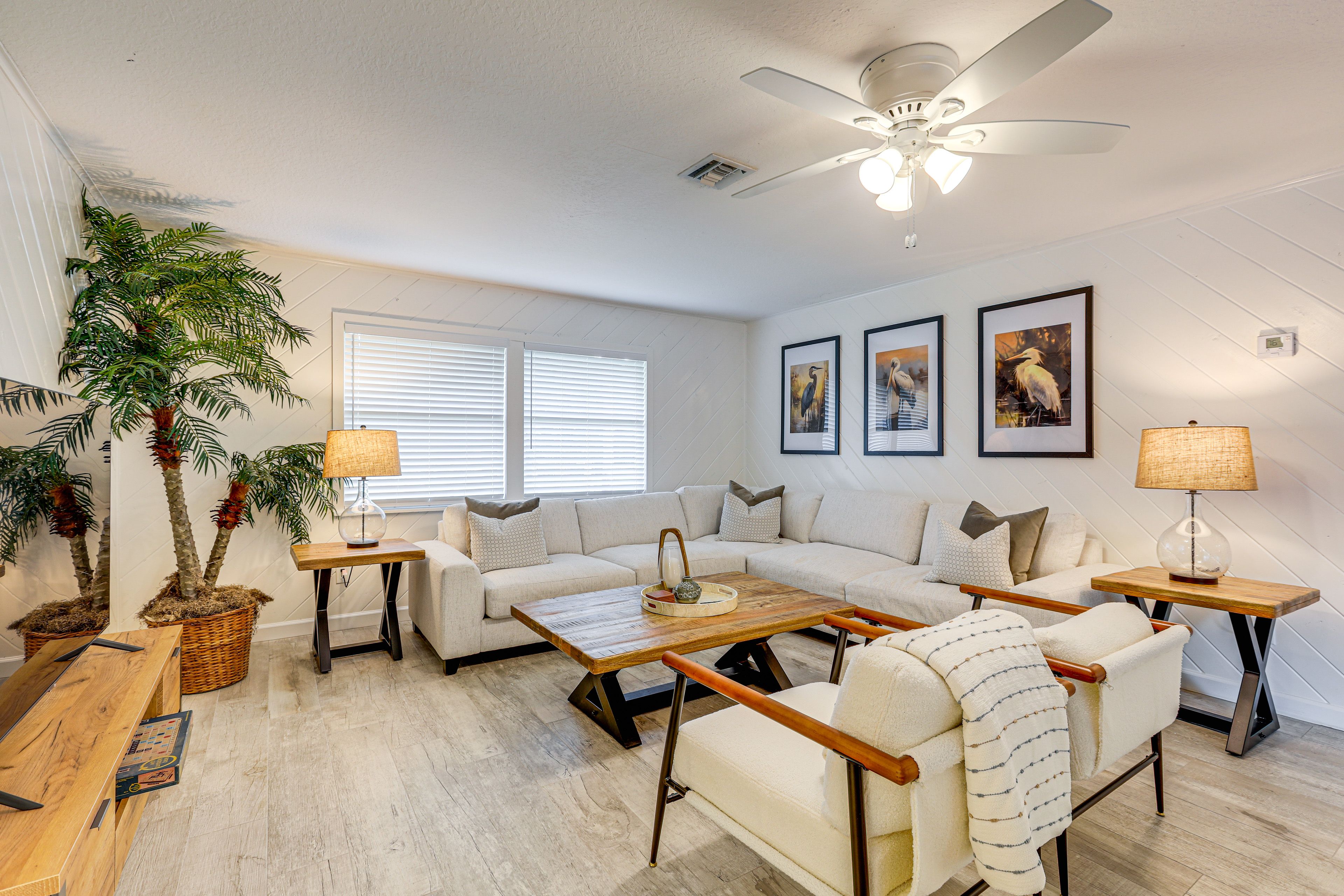 Living Room | Free WiFi | Smart TV | Central A/C