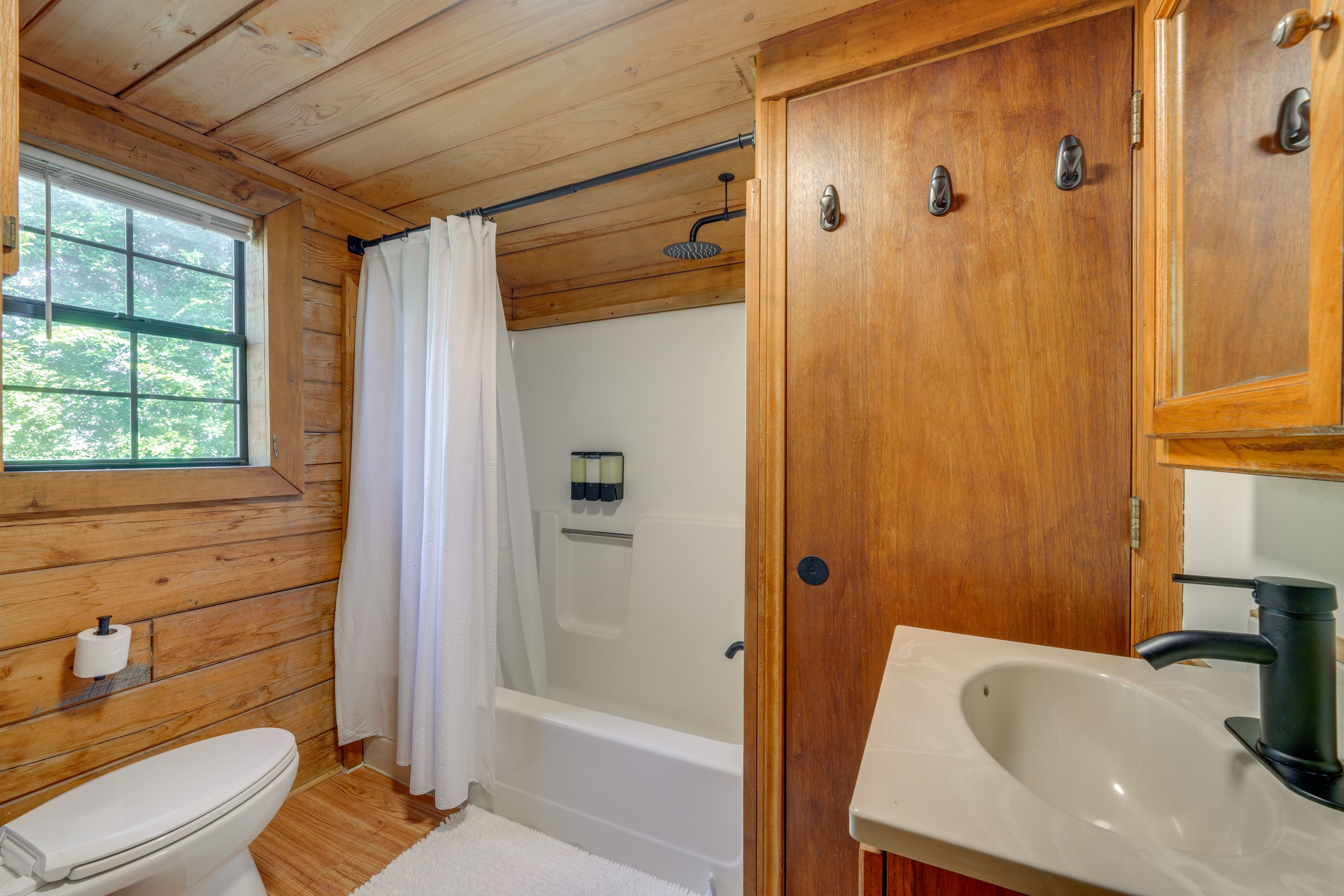 Full Bathroom | 1st Floor | Towels Provided