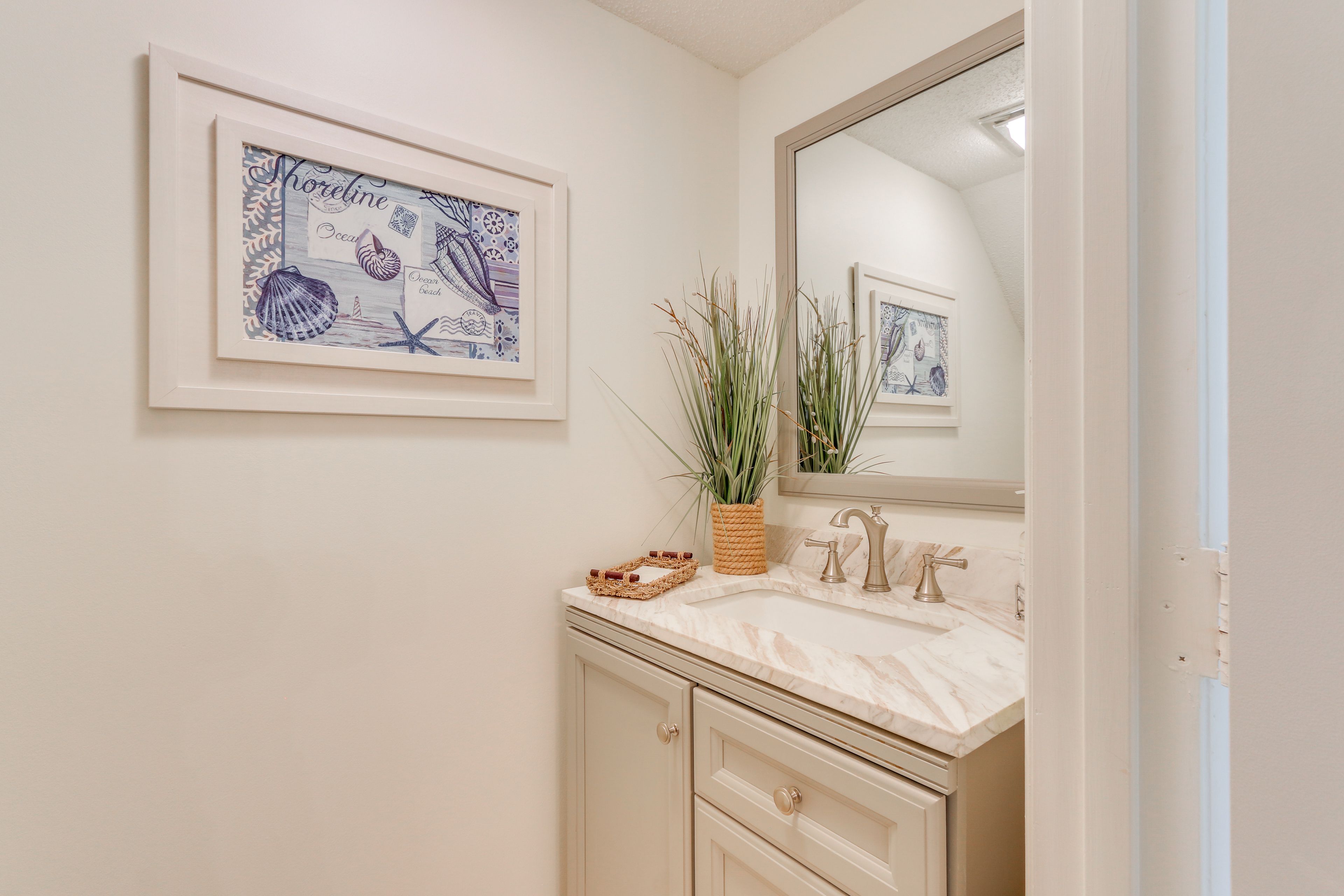 Half Bathroom | 1st Floor | Towels Provided
