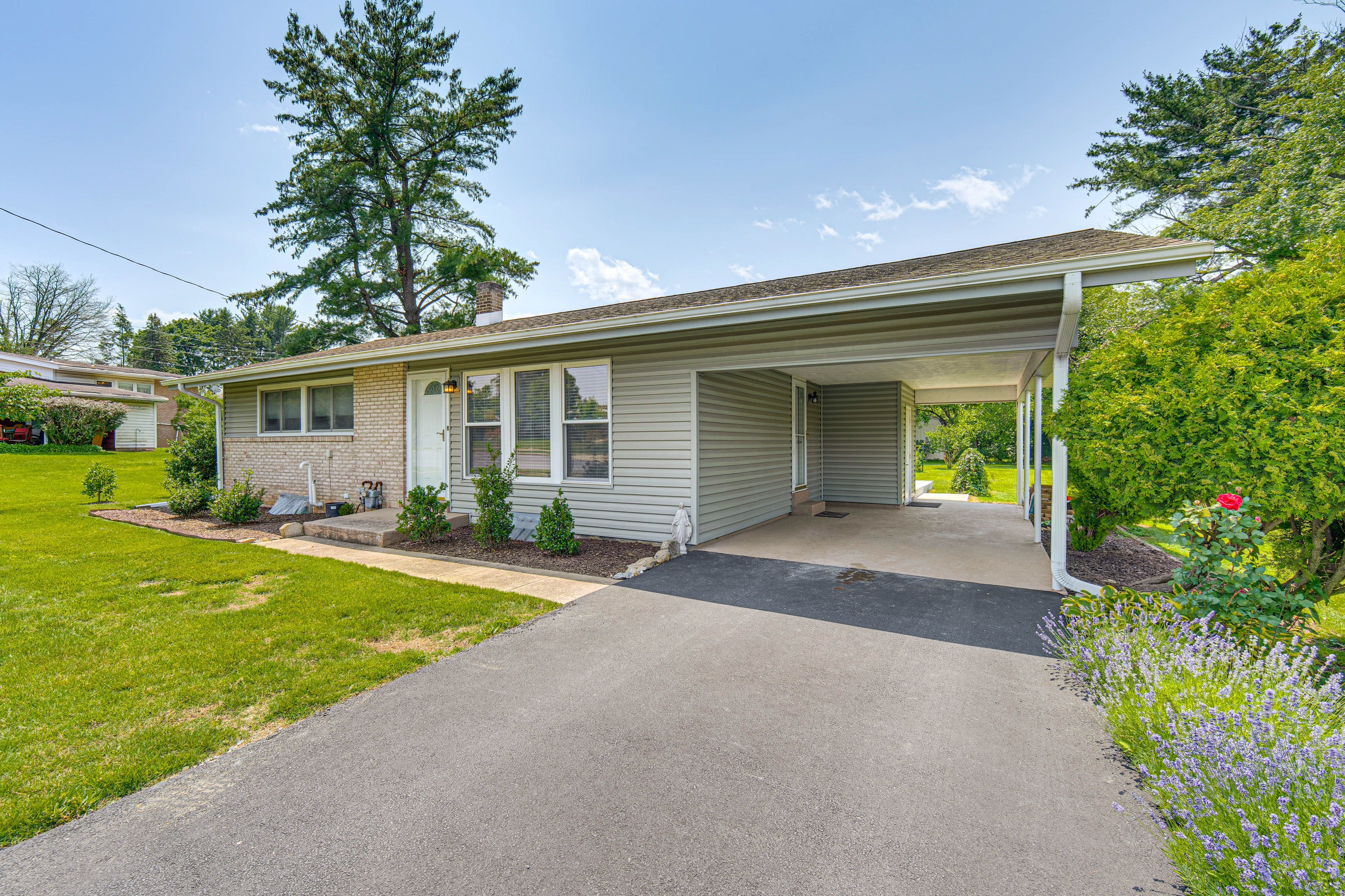 Parking | Driveway (1 Vehicle) | Free Street Parking (1 Vehicle)