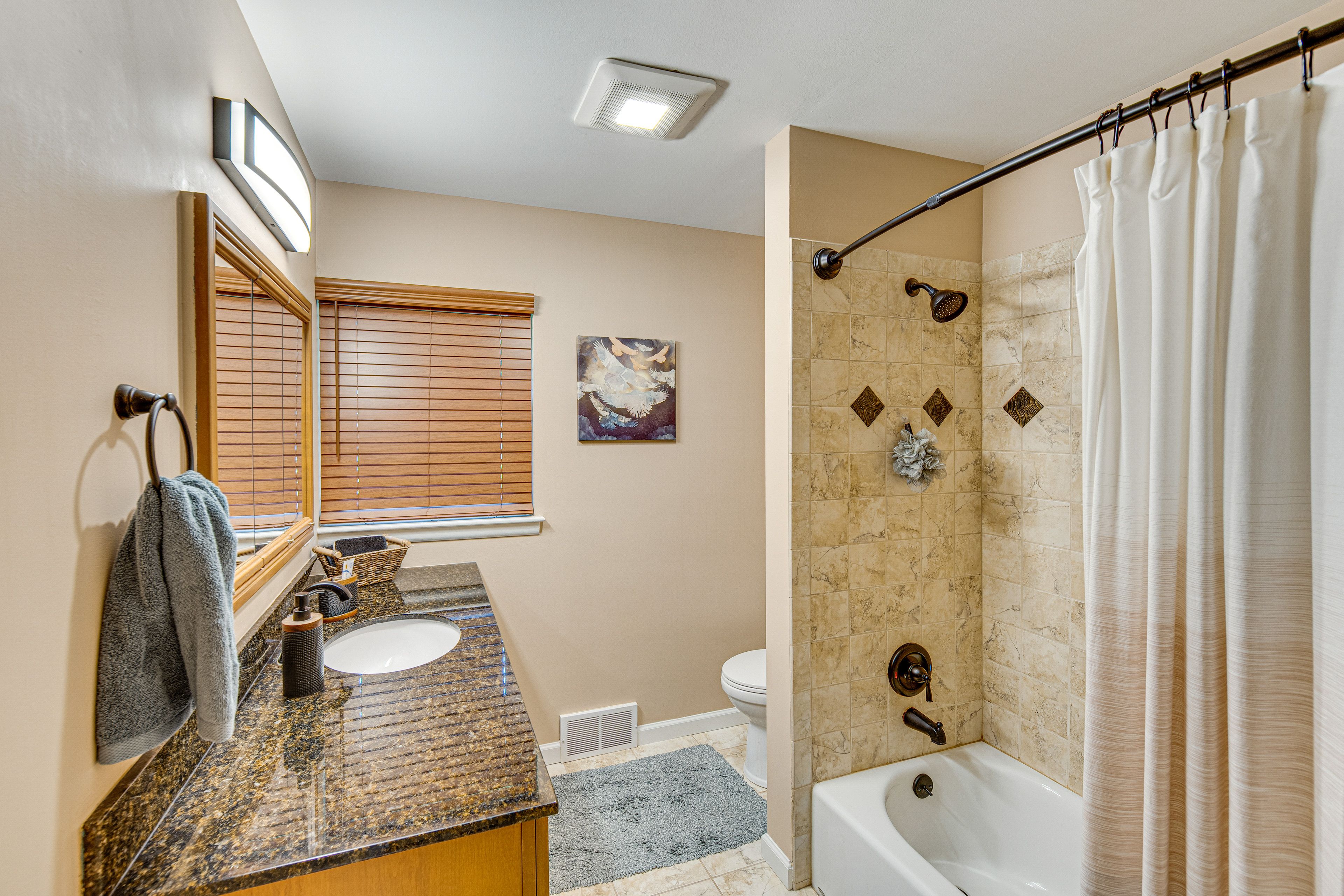 Full Bathroom | Towels Provided