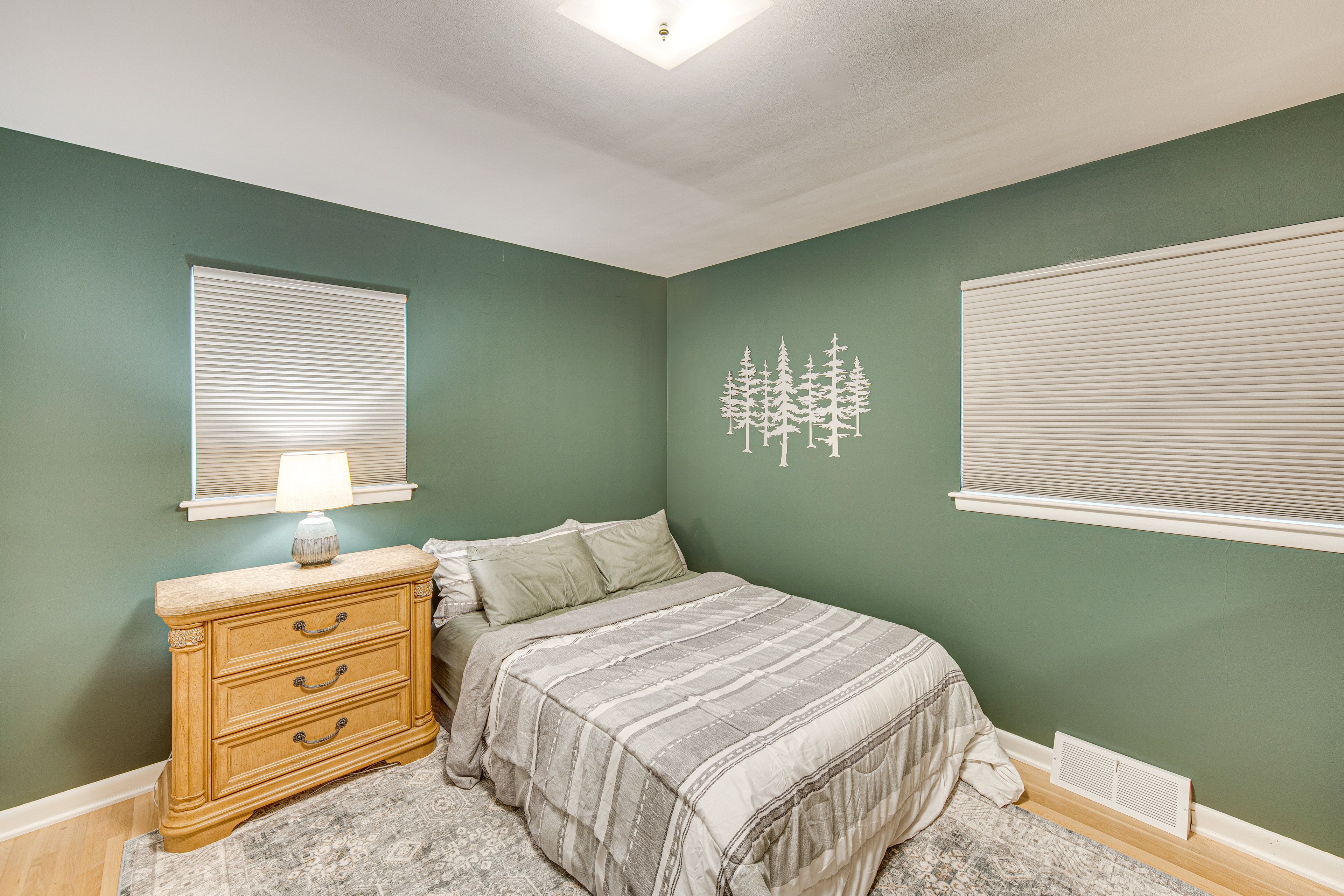 Bedroom 2 | Queen Bed