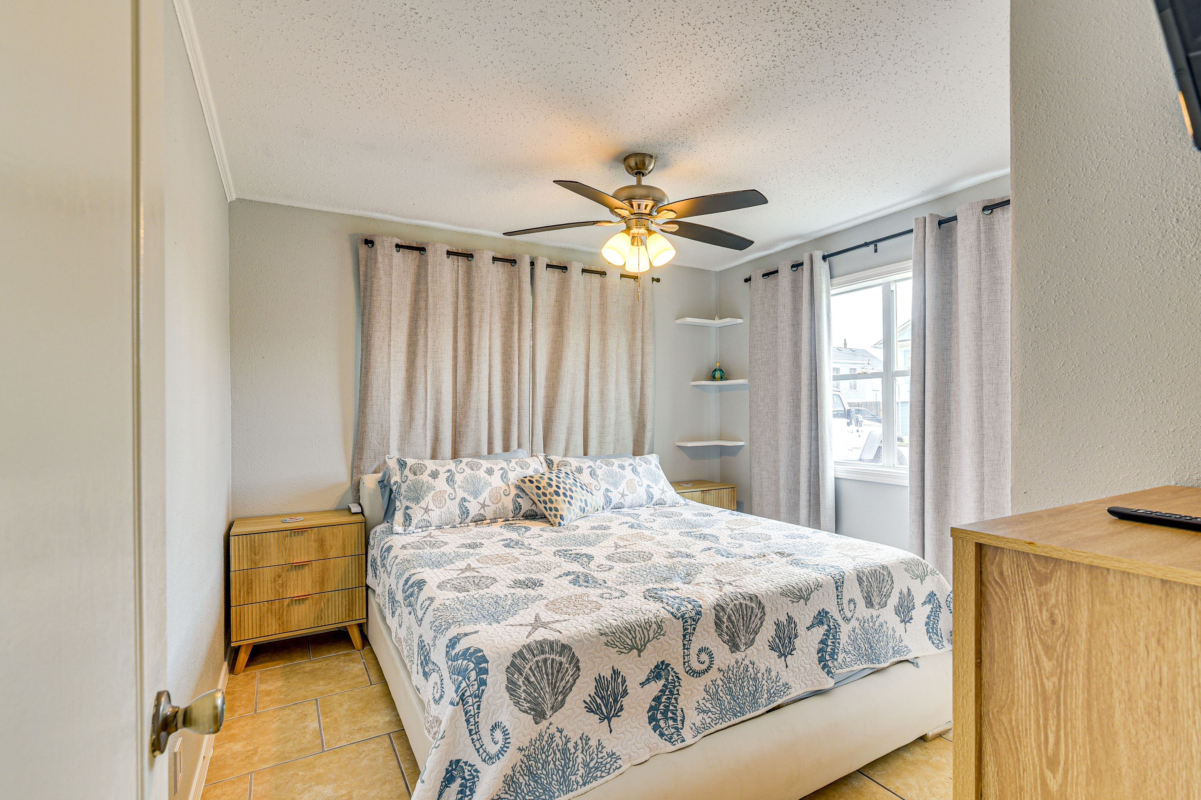 Bedroom 1 | King Bed