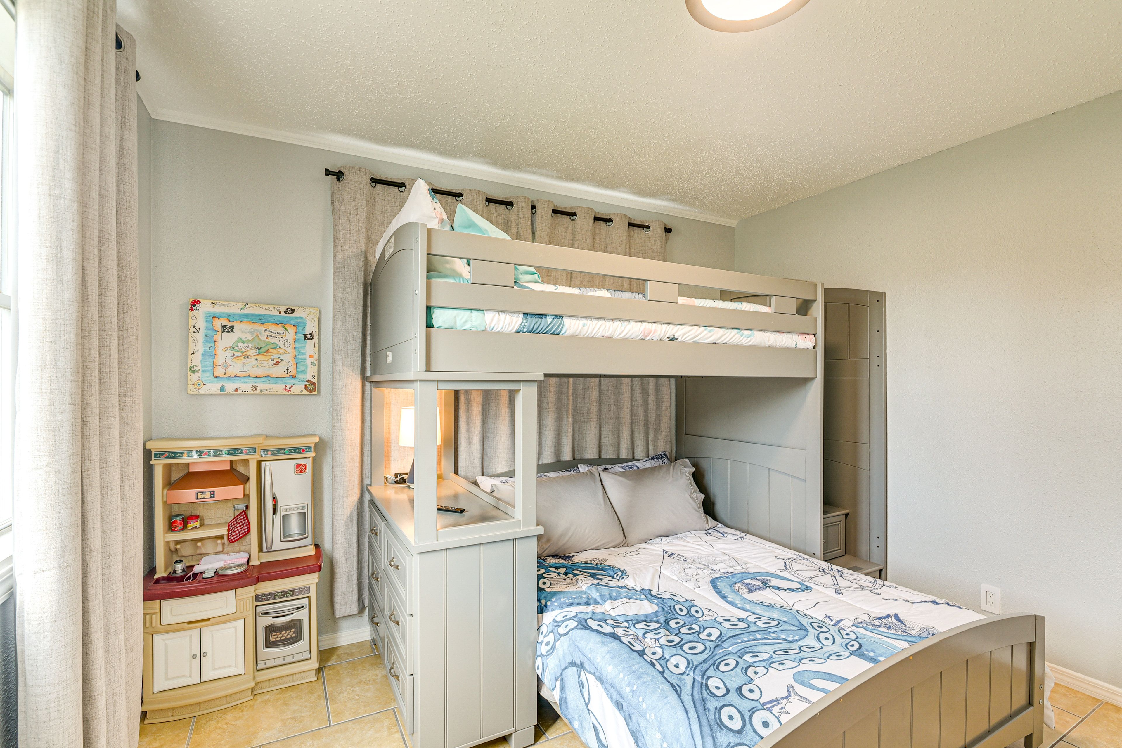 Bedroom 2 | Twin/Full Bunk Bed