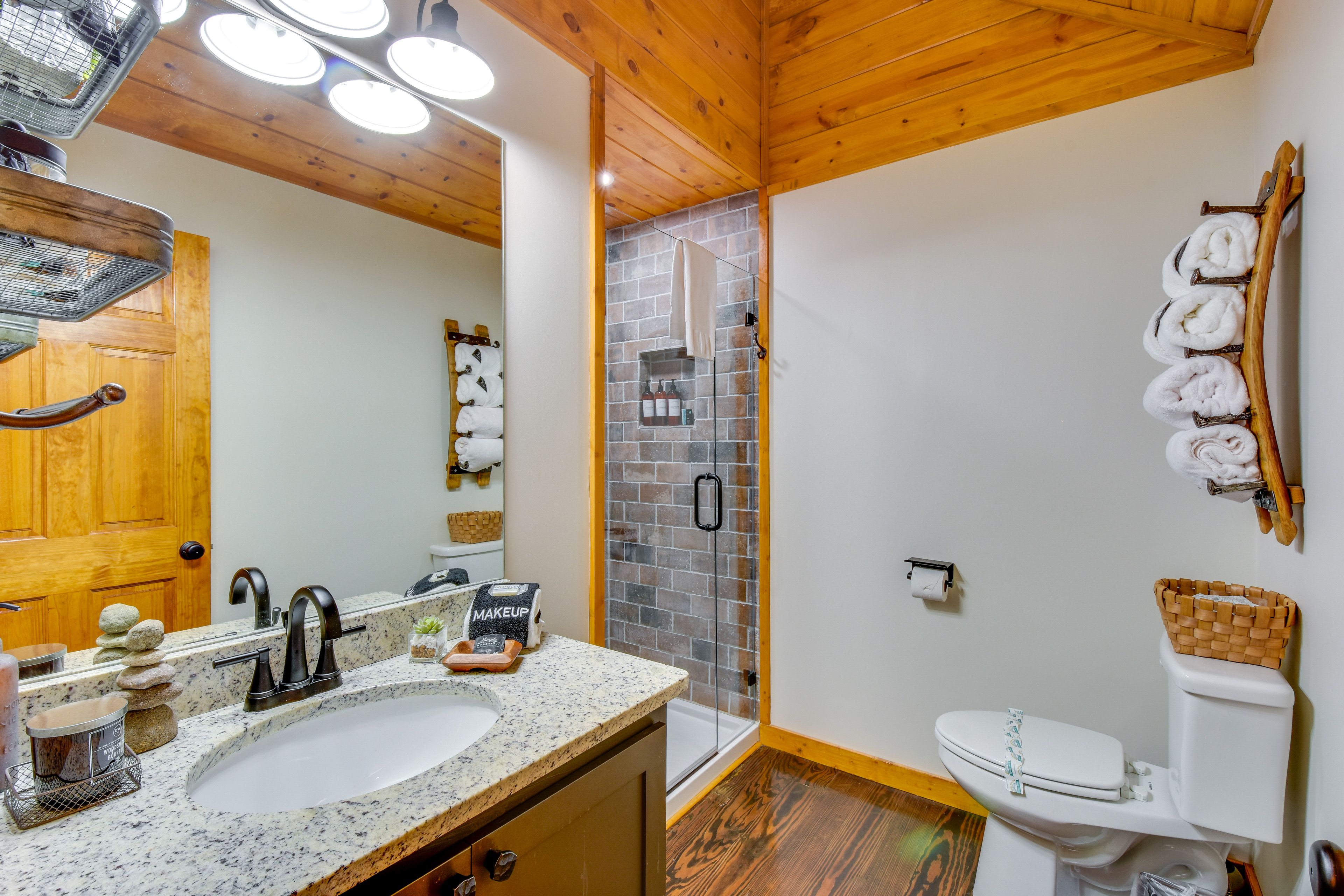 Full Bathroom | Complimentary Toiletries