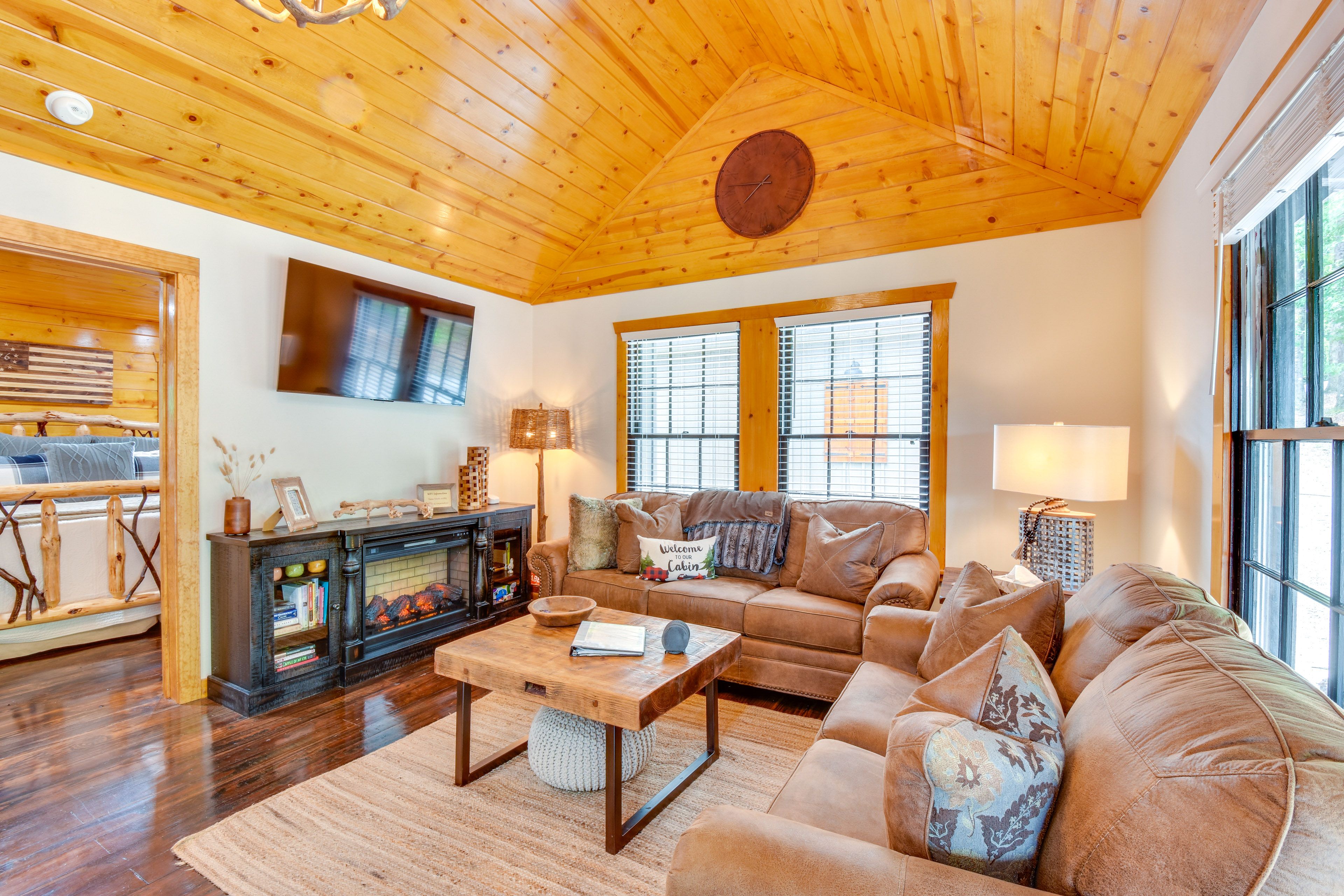 Living Room | Queen Sleeper Sofa | Smart TV | Electric Fireplace | Free WiFi