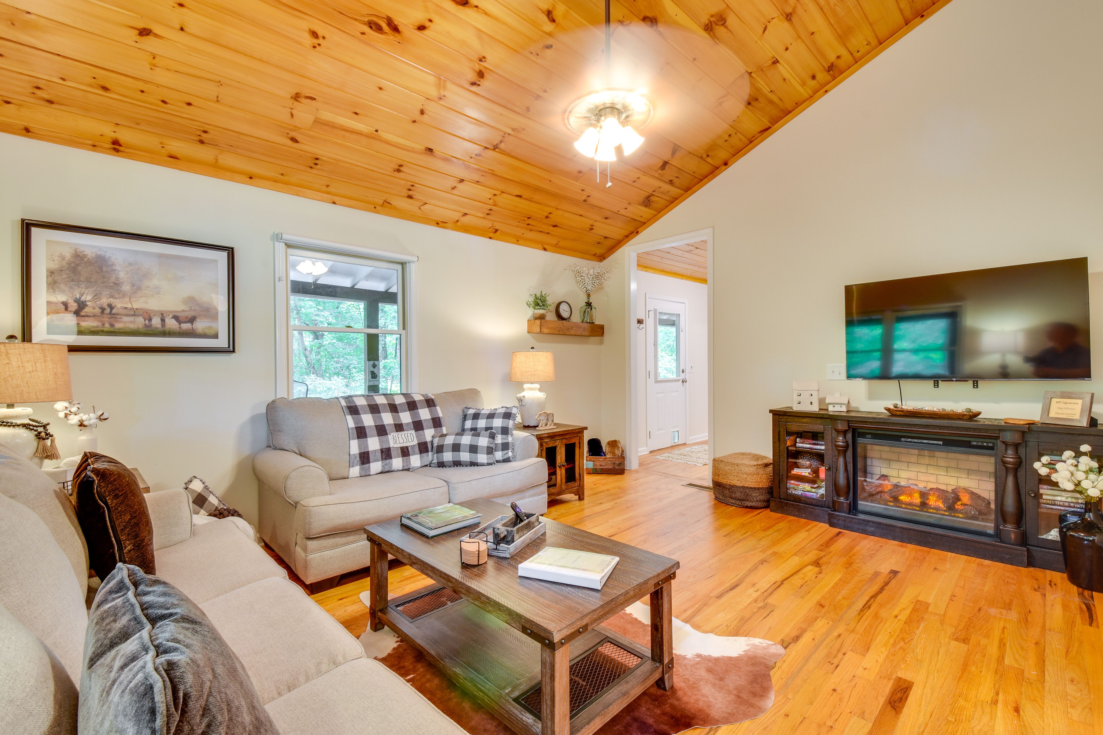 Living Room | Queen Sleeper Sofa | Electric Fireplace | Free WiFi | Smart TV