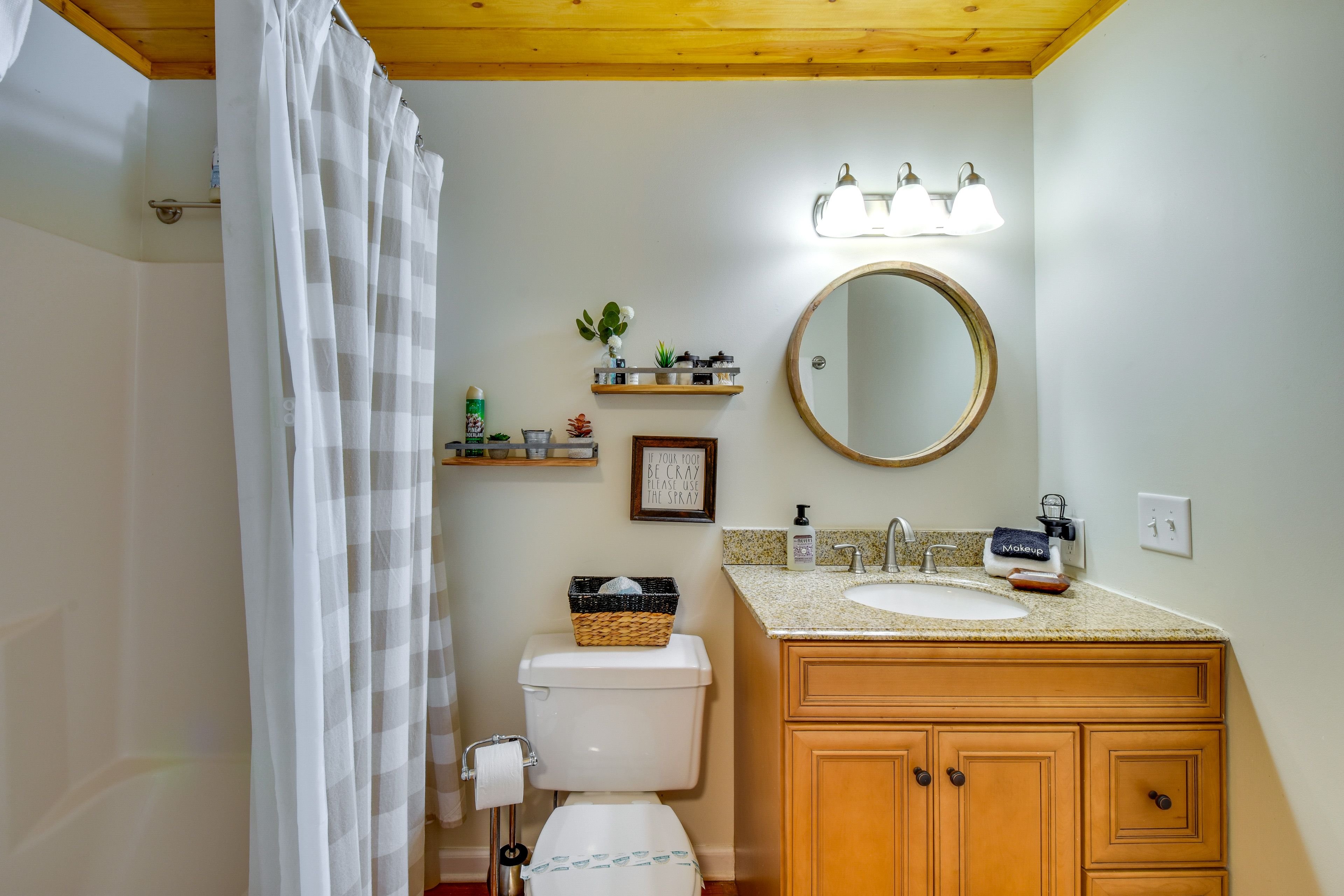 Full Bathroom | Complimentary Toiletries