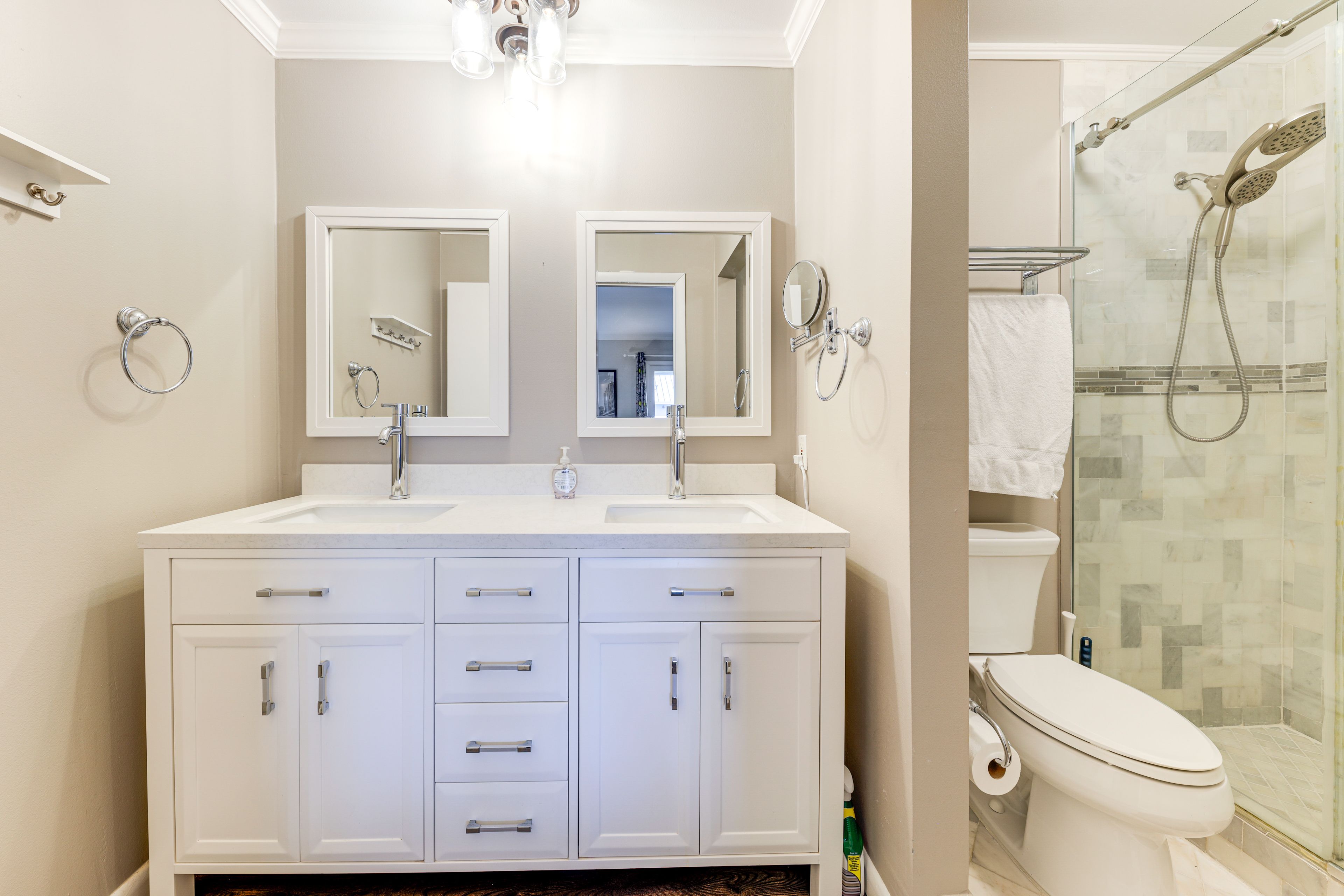 Full Bathroom | Linens & Towels | 2nd Floor