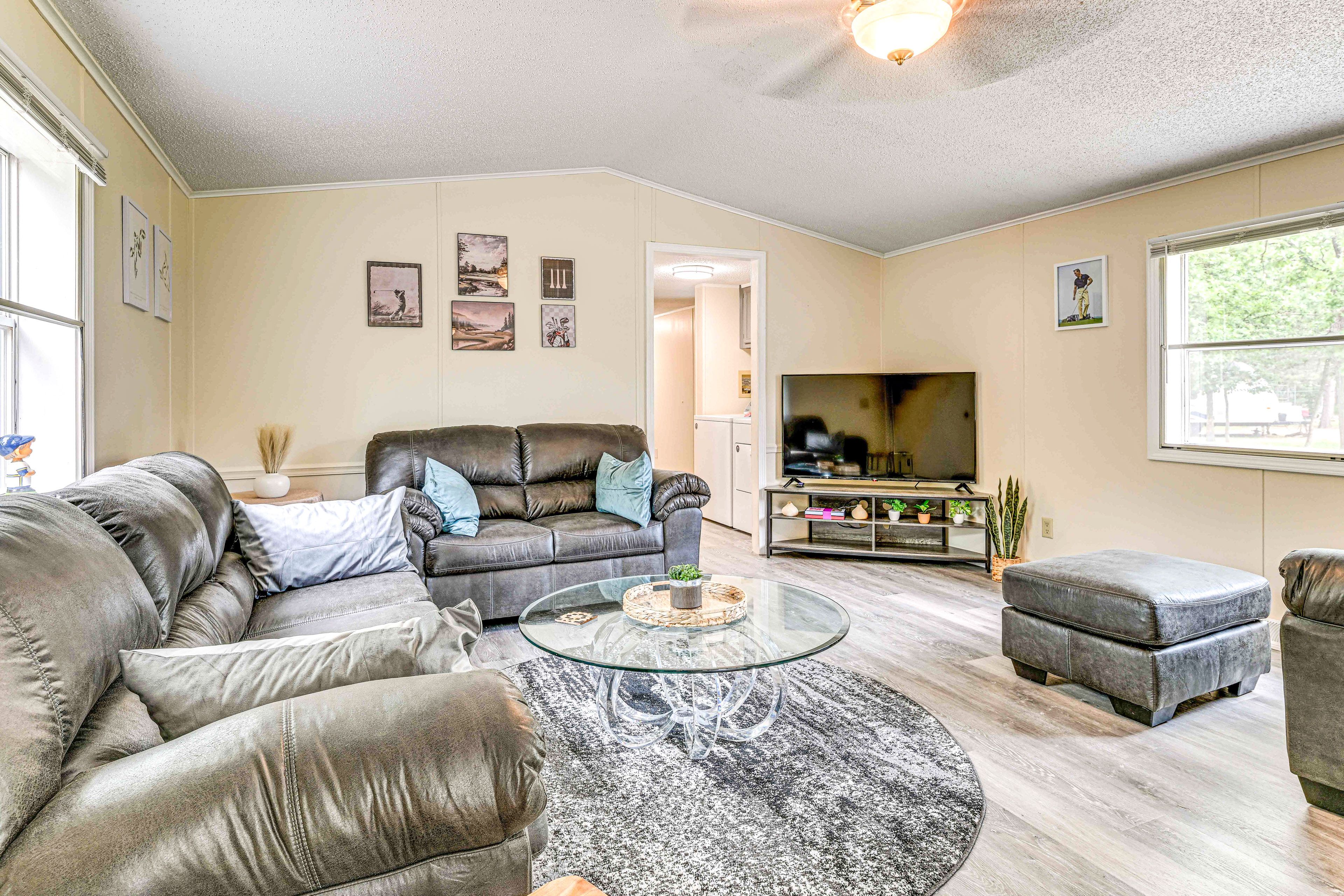Living Room | Smart TV | Free WiFi | Central Air Conditioning/Heat