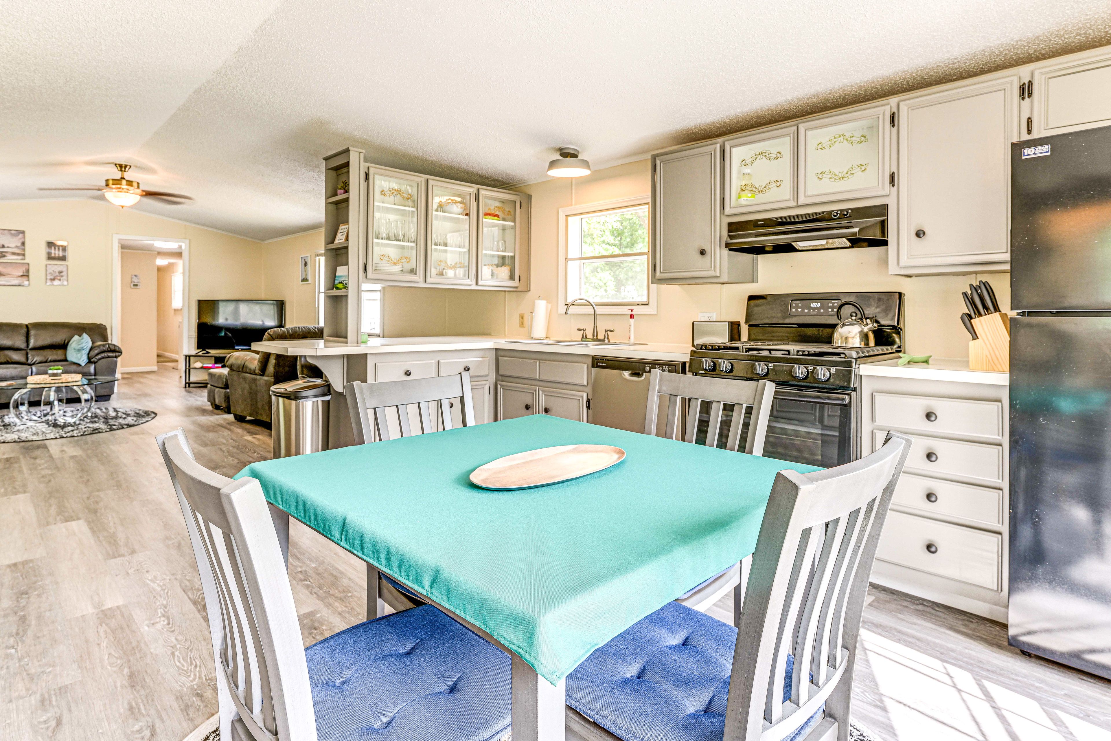 Dining Area | Dishware/Flatware Provided