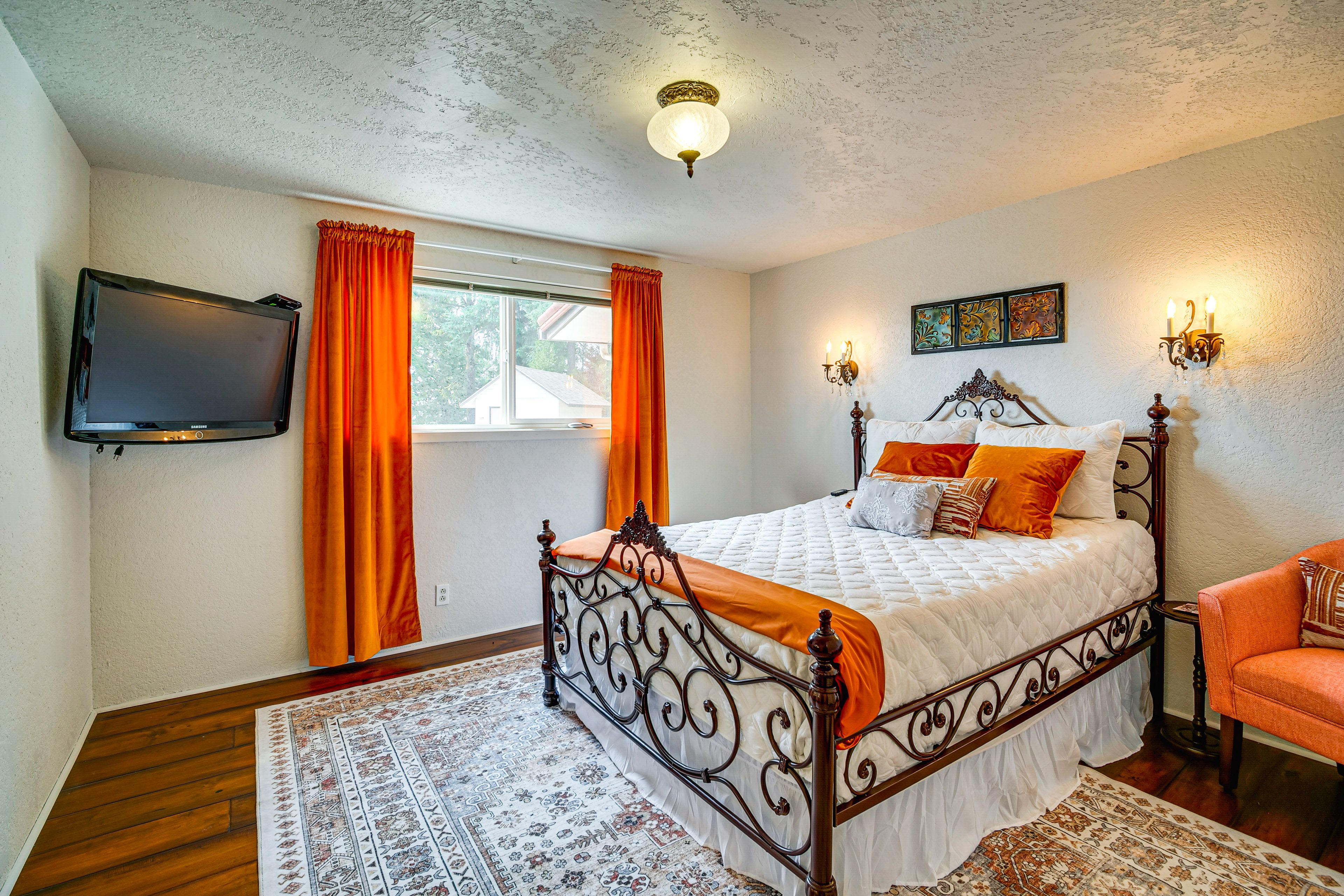 Bedroom 2 | Queen Bed | Smart TV