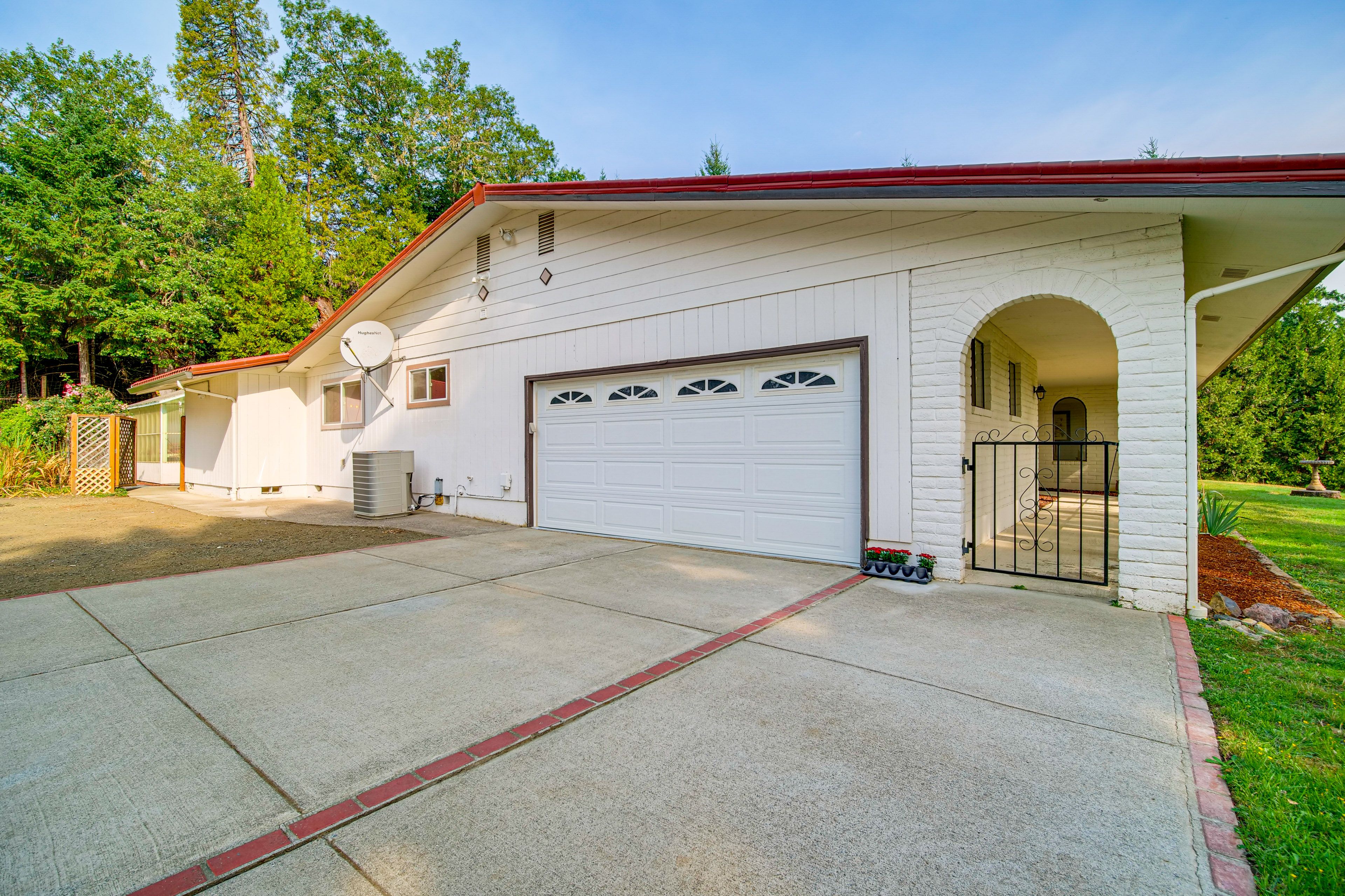 Parking | Garage (2 Vehicles) | Driveway (8 Vehicles)