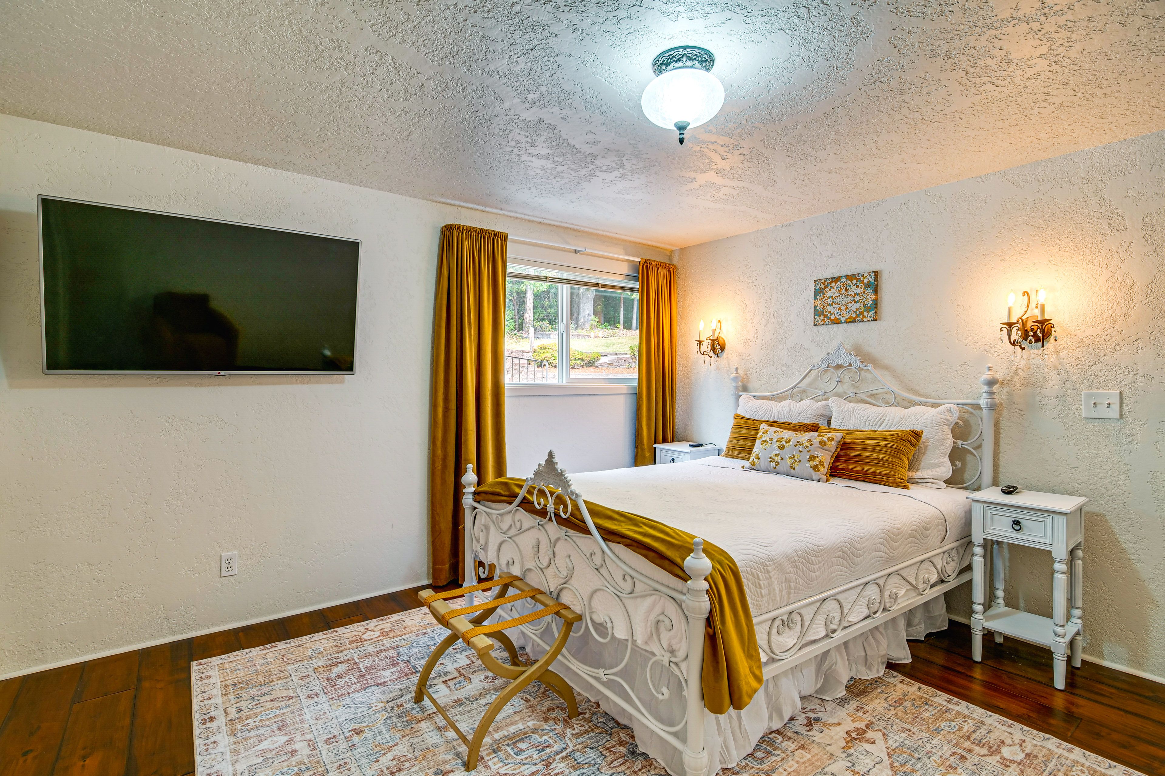 Bedroom 4 | Queen Bed | Smart TV