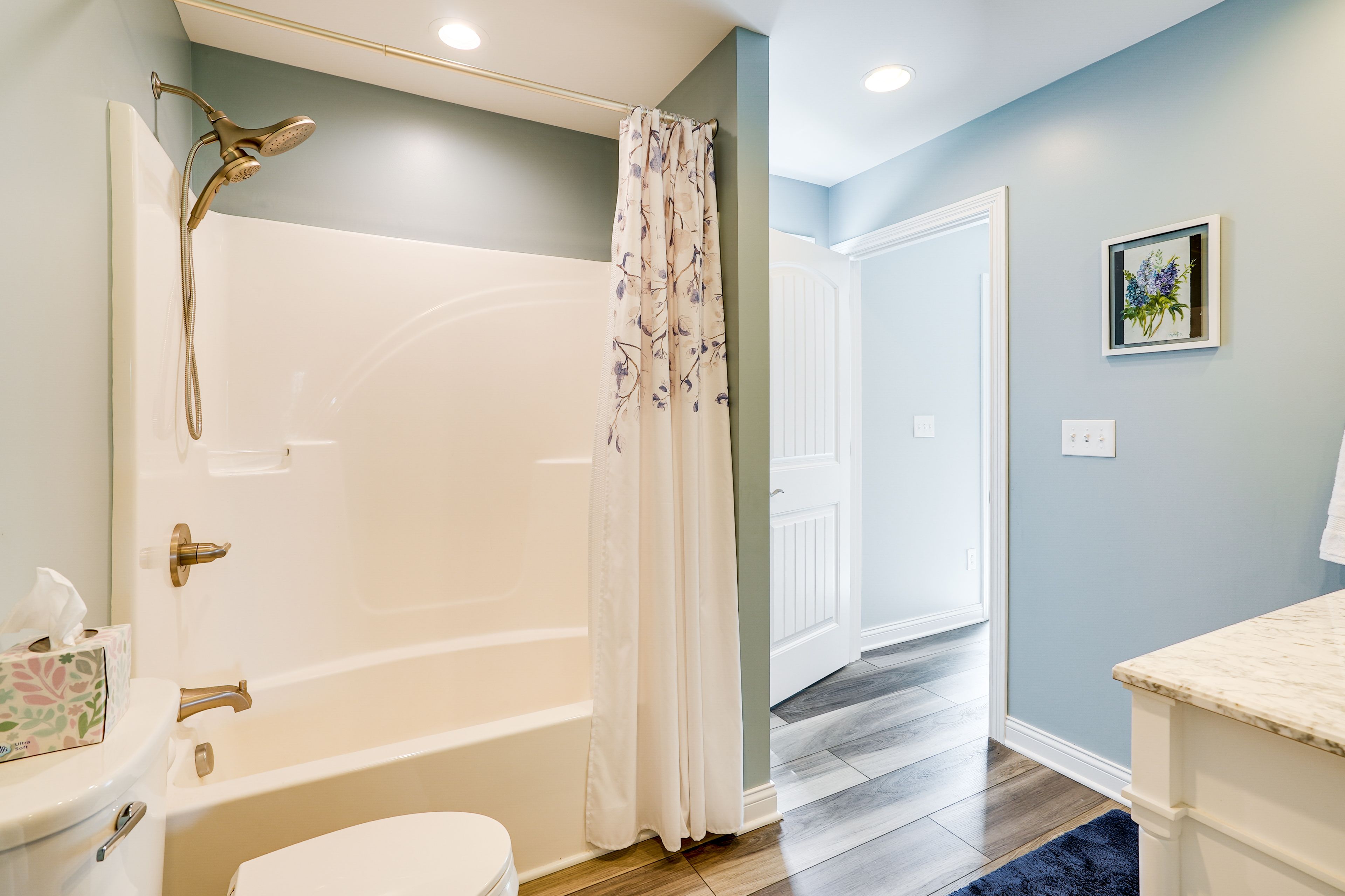 Full Bathroom | Towels Provided