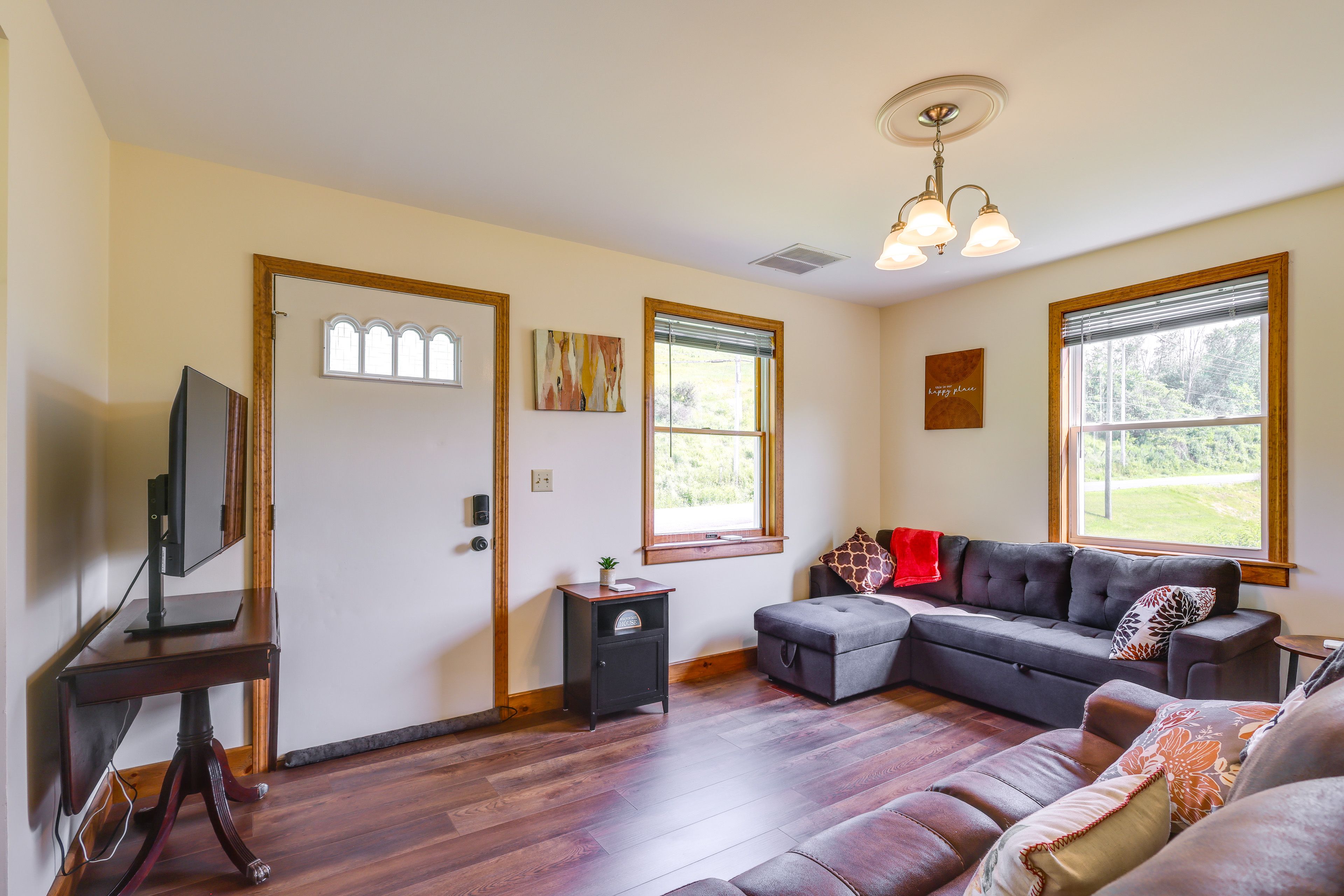 Living Room | Full Sleeper Sofa | Free WiFi | Smart TV | 1st Floor