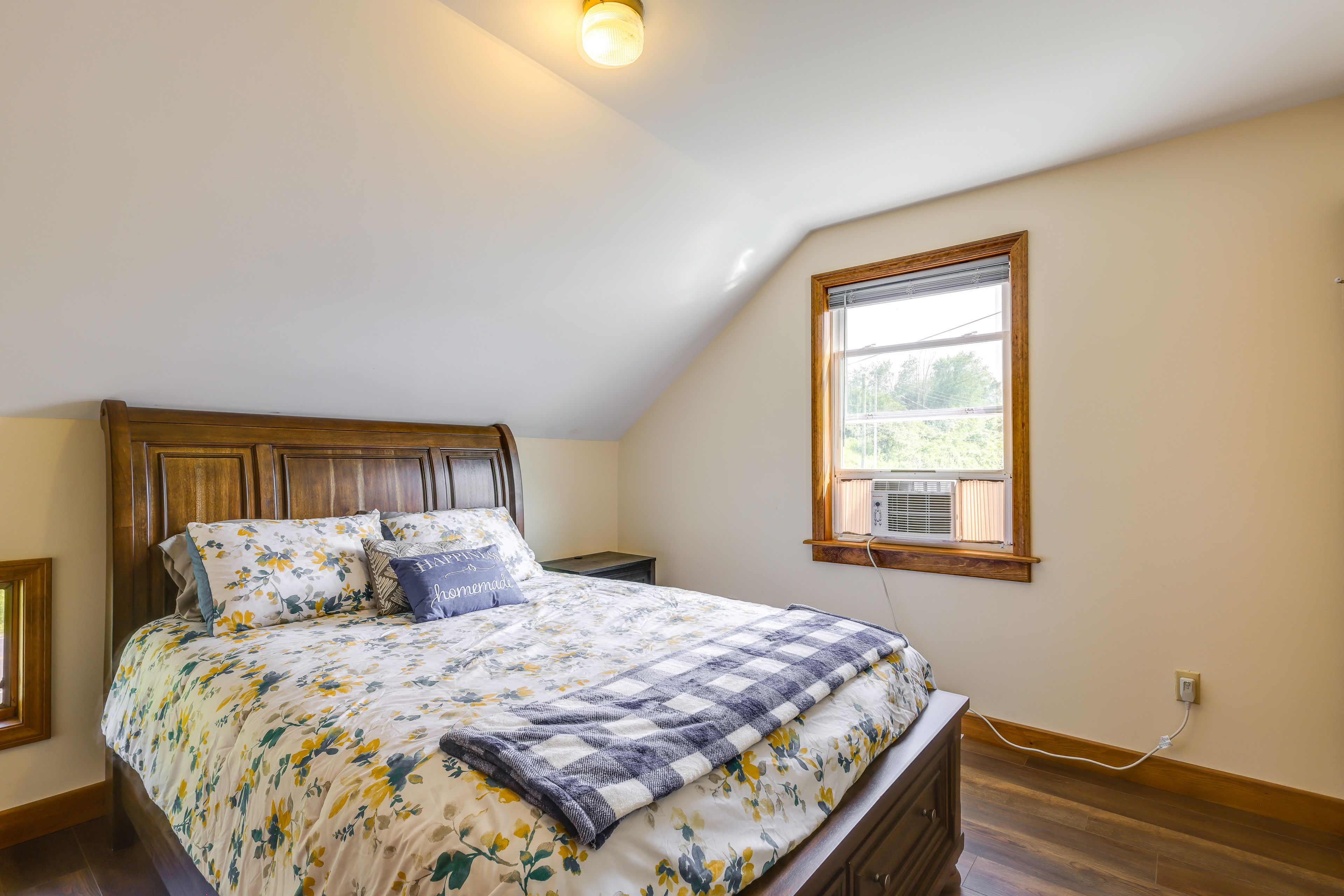Bedroom 1 | Queen Bed | 2nd Floor