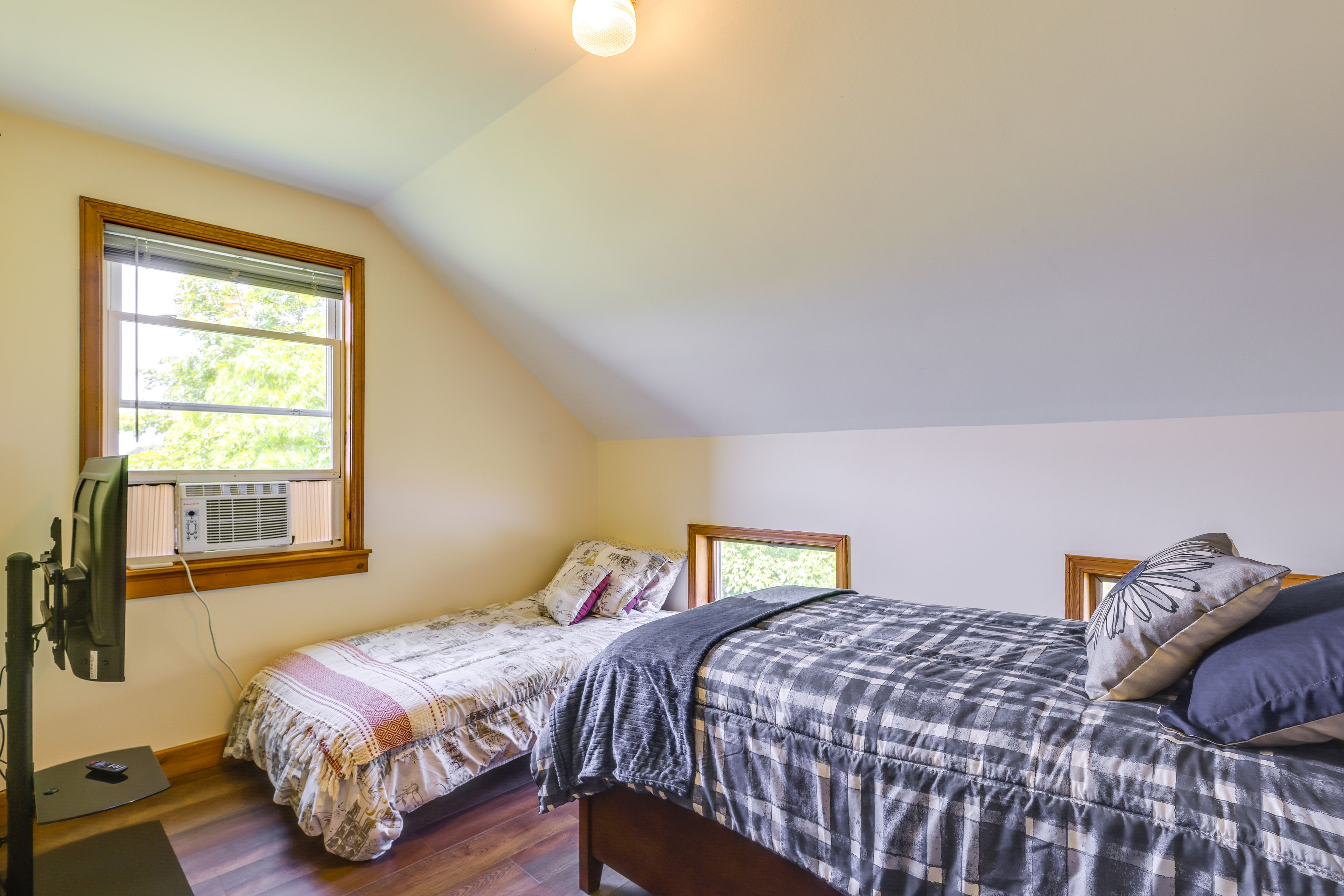 Bedroom 2 | Twin Bed | Twin Futon | 2nd Floor