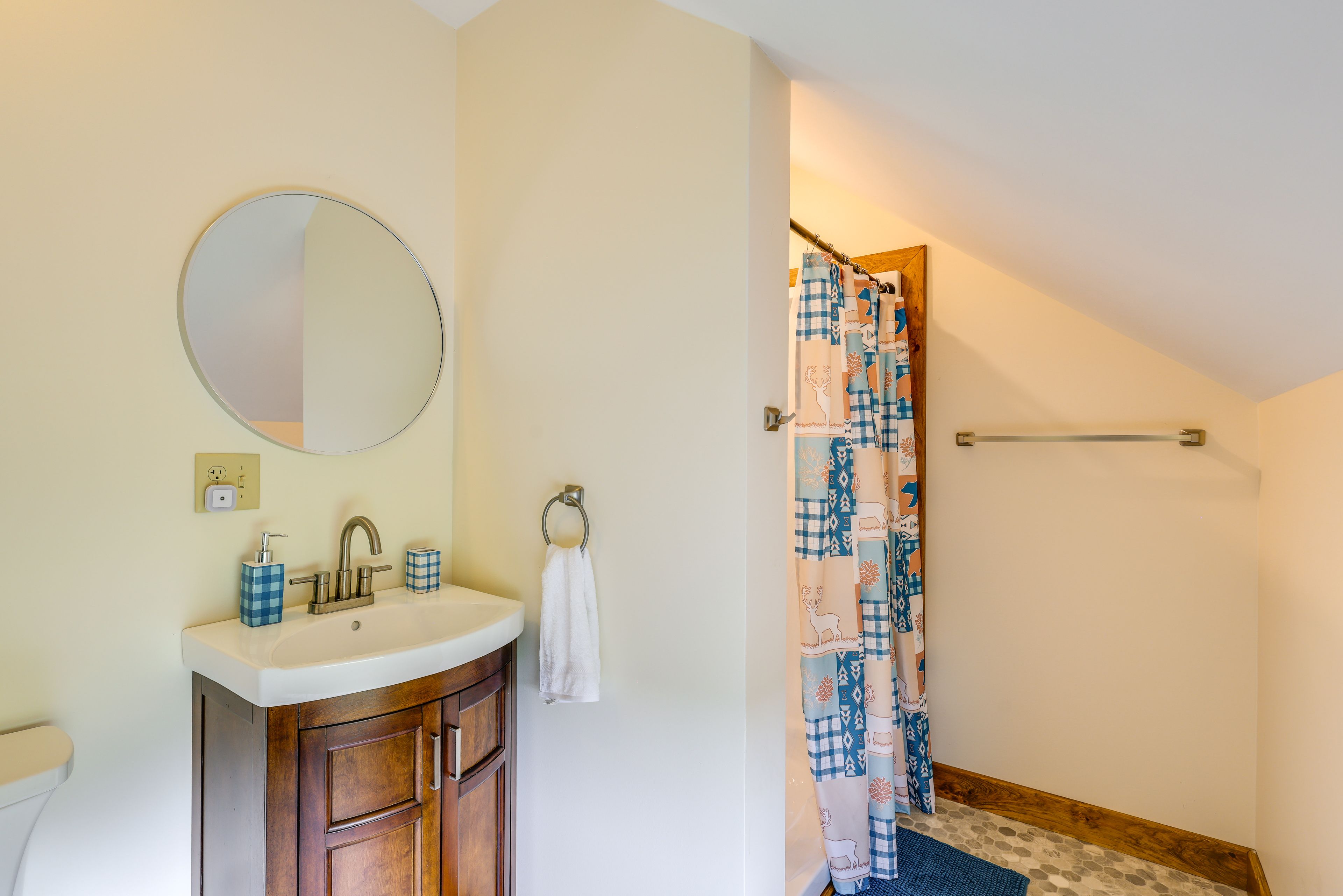 Full Bathroom | 2nd Floor