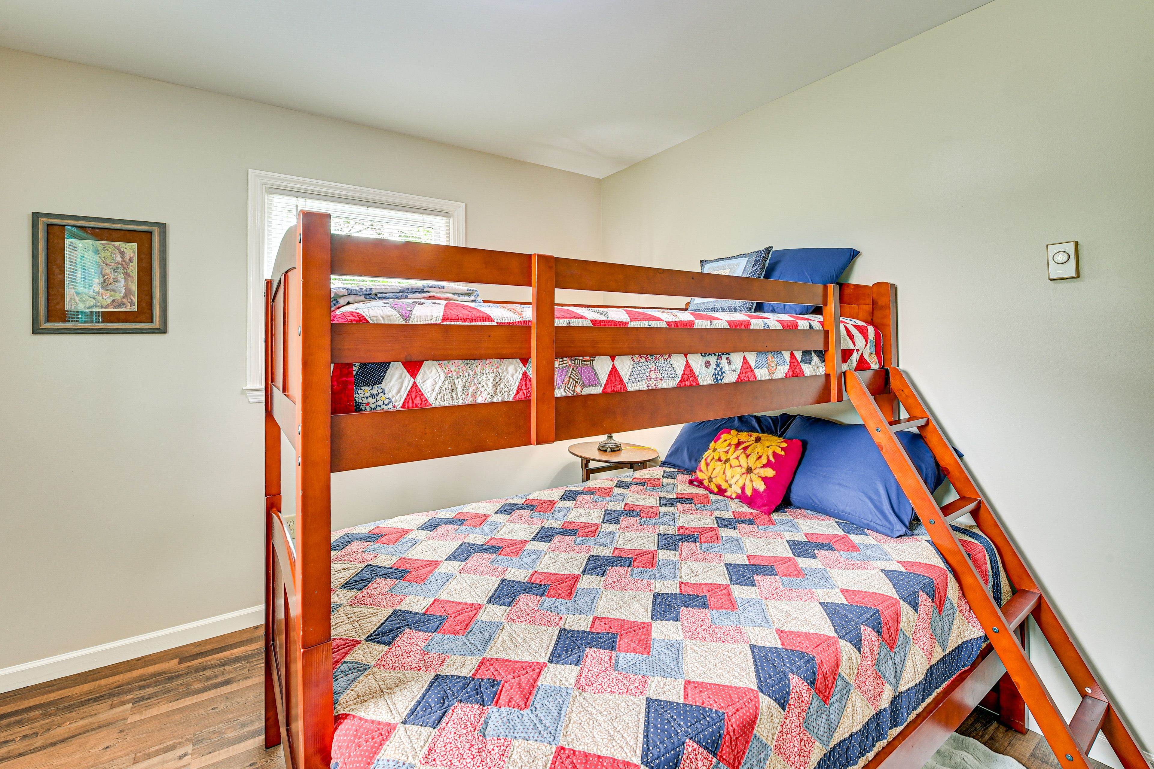 Bedroom 2 | Twin/Full Bunk Bed