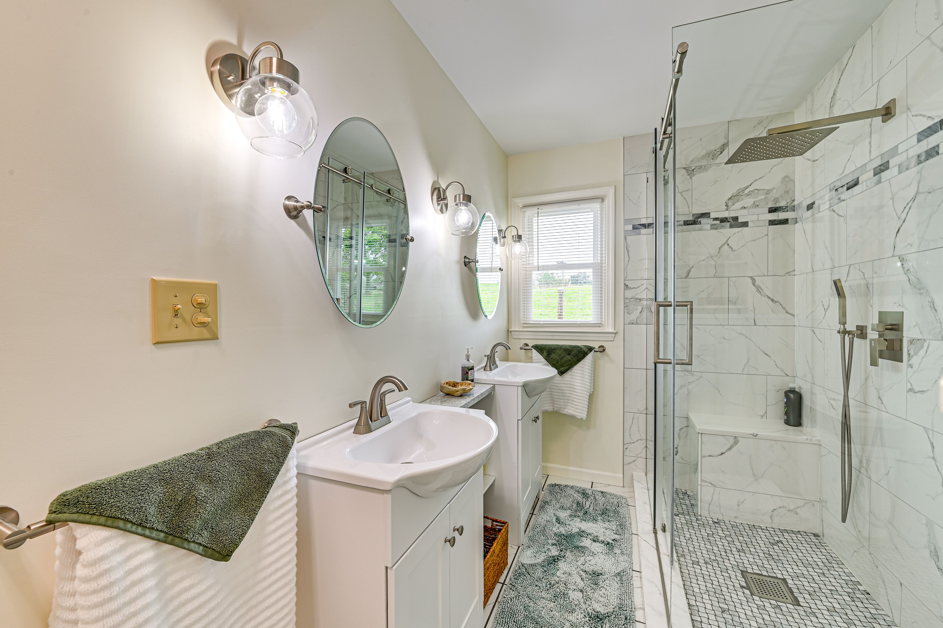 En-Suite Bathroom | Towels & Linens Provided