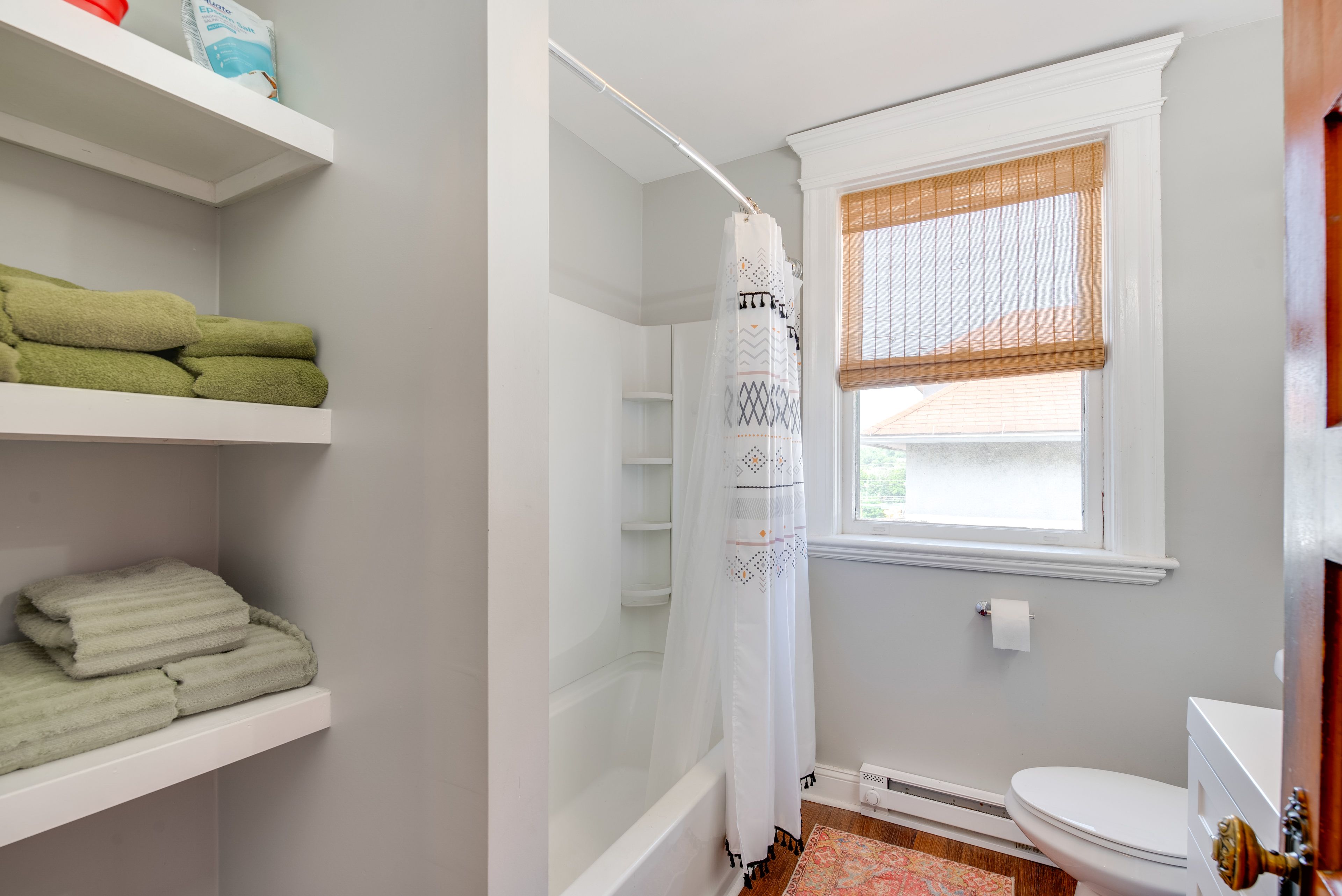 Full Bathroom | 2nd Floor | Towels Provided
