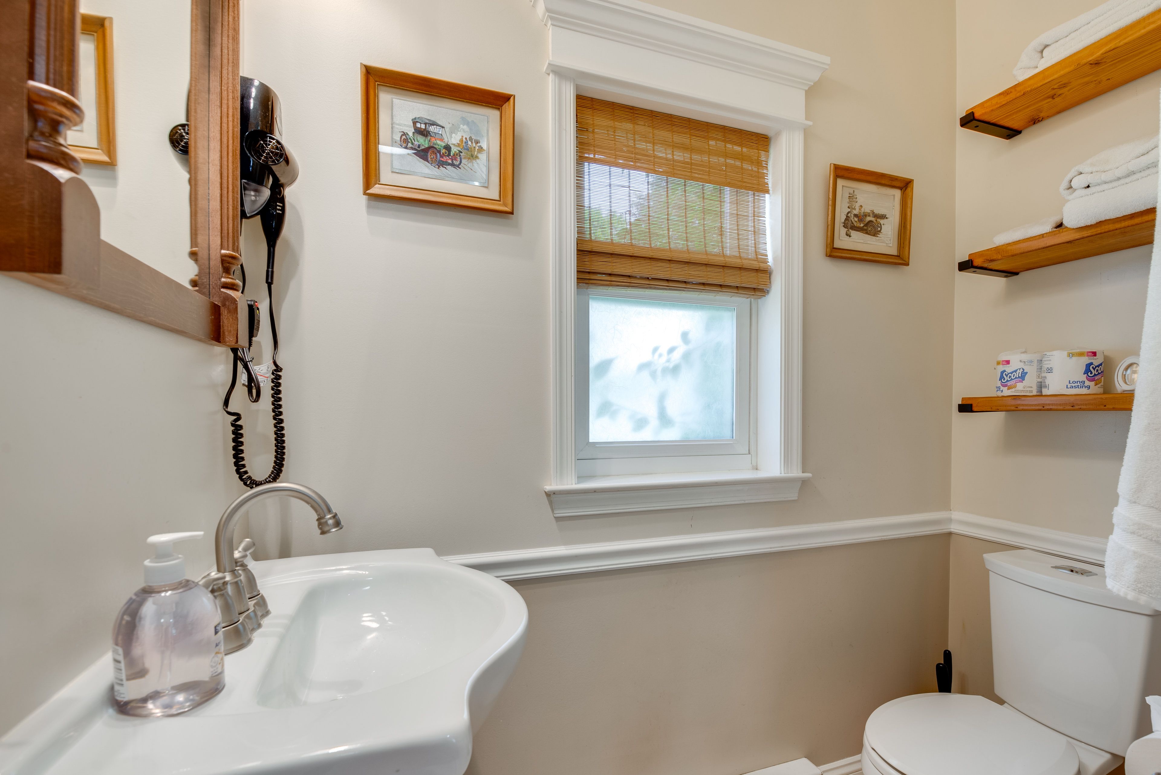 Full Bathroom | 1st Floor | Complimentary Toiletries
